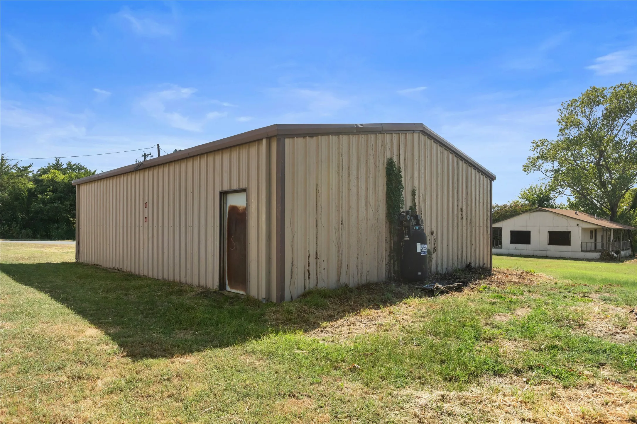 Single Family Residence For Sale in Grayson County , 1901 E Texas Street, Denison, Texas 75021, 3 Bedroom, 2 Bathroom, Garage spaces, 1,056 Sqft, built in 1985, mls#21370913, Real Estate Agent in Denison, Homes For Sale in Grayson county, Homes For Sale in Denison, Realtor in Denison Texas, Real Estate Brokerage Independent Realty Texas, Luminita Cordes Realtor