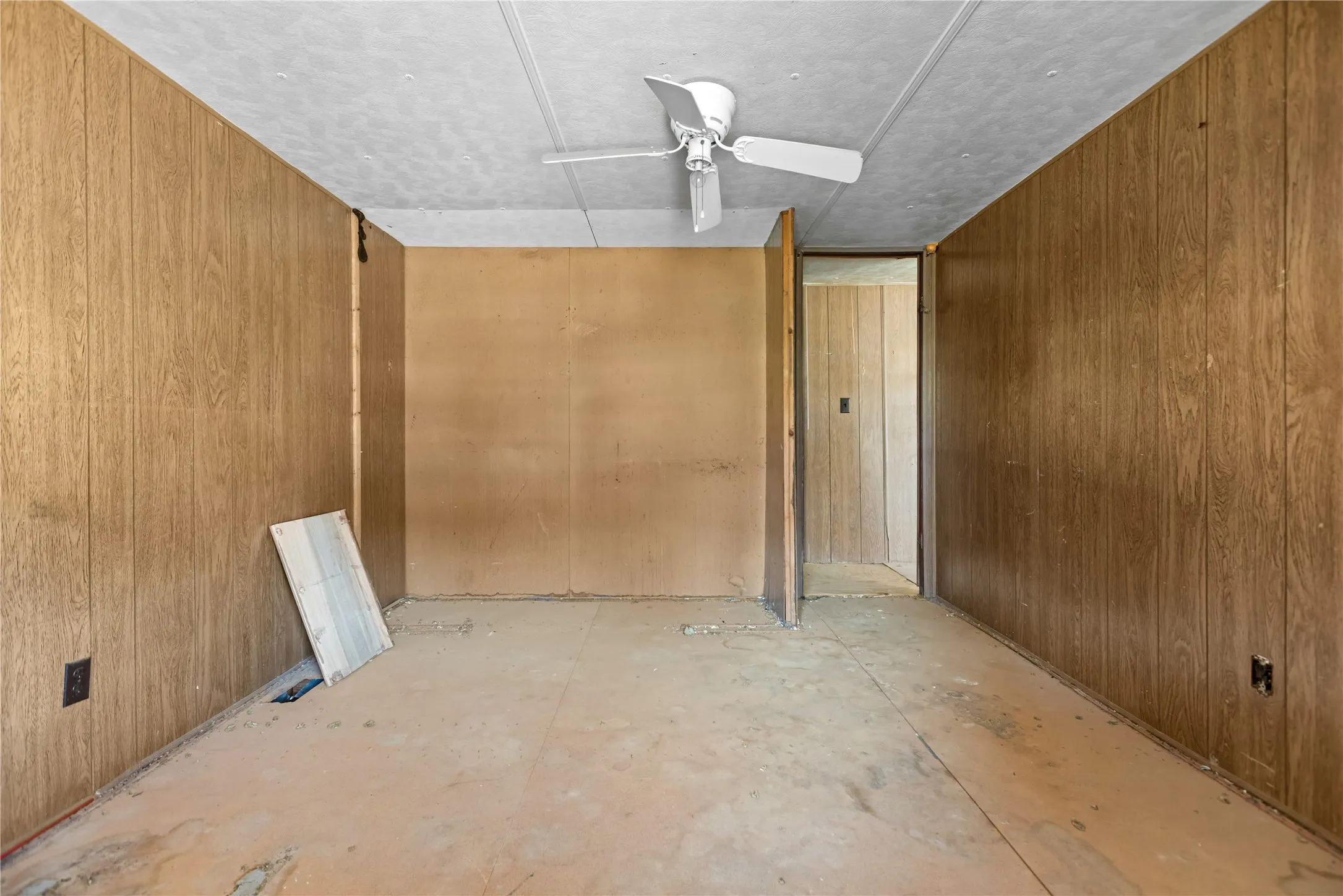 Single Family Residence For Sale in Grayson County , 1901 E Texas Street, Denison, Texas 75021, 3 Bedroom, 2 Bathroom, Garage spaces, 1,056 Sqft, built in 1985, mls#21370913, Real Estate Agent in Denison, Homes For Sale in Grayson county, Homes For Sale in Denison, Realtor in Denison Texas, Real Estate Brokerage Independent Realty Texas, Luminita Cordes Realtor