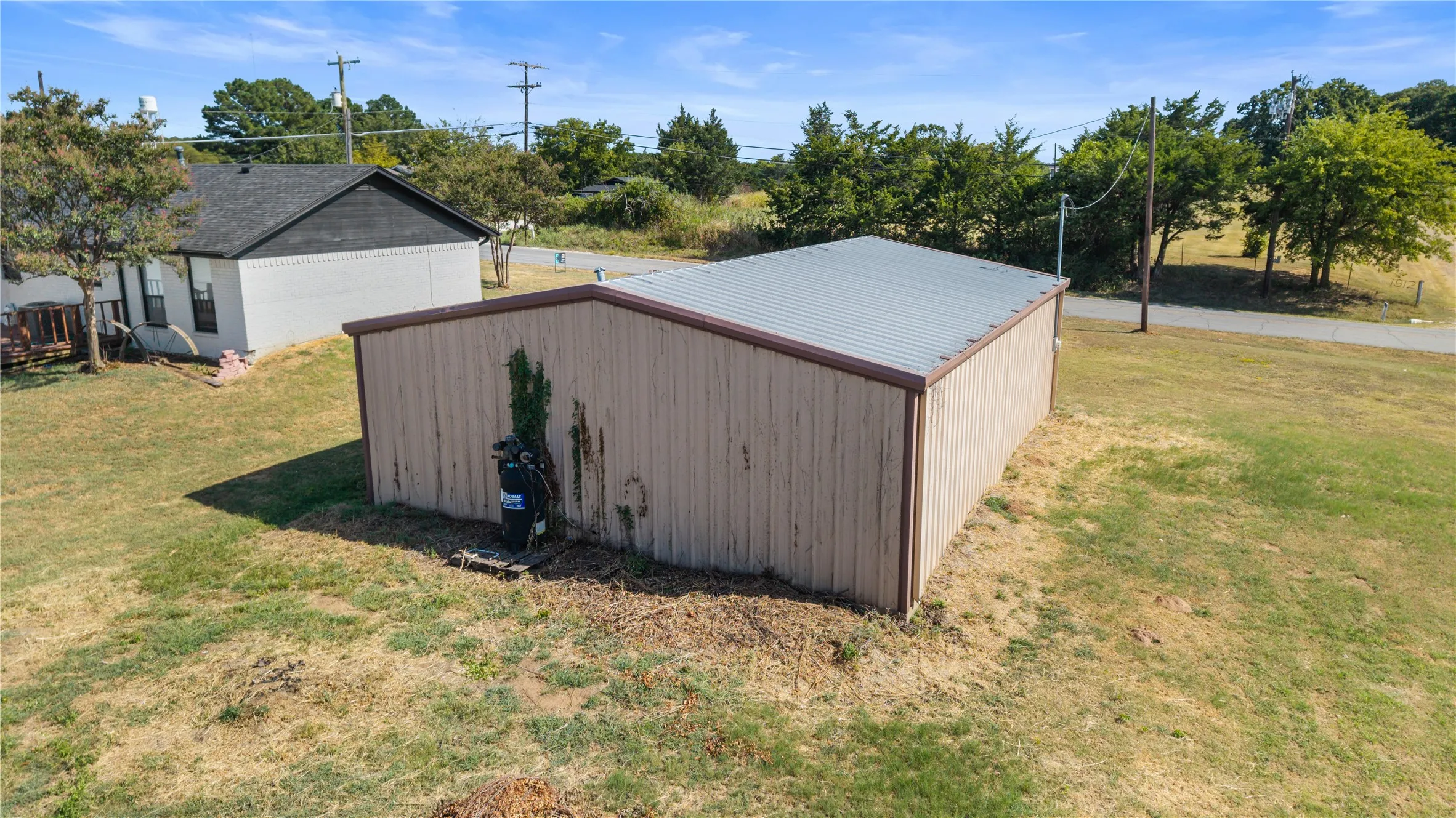 Single Family Residence For Sale in Grayson County , 1901 E Texas Street, Denison, Texas 75021, 3 Bedroom, 2 Bathroom, Garage spaces, 1,056 Sqft, built in 1985, mls#21370913, Real Estate Agent in Denison, Homes For Sale in Grayson county, Homes For Sale in Denison, Realtor in Denison Texas, Real Estate Brokerage Independent Realty Texas, Luminita Cordes Realtor