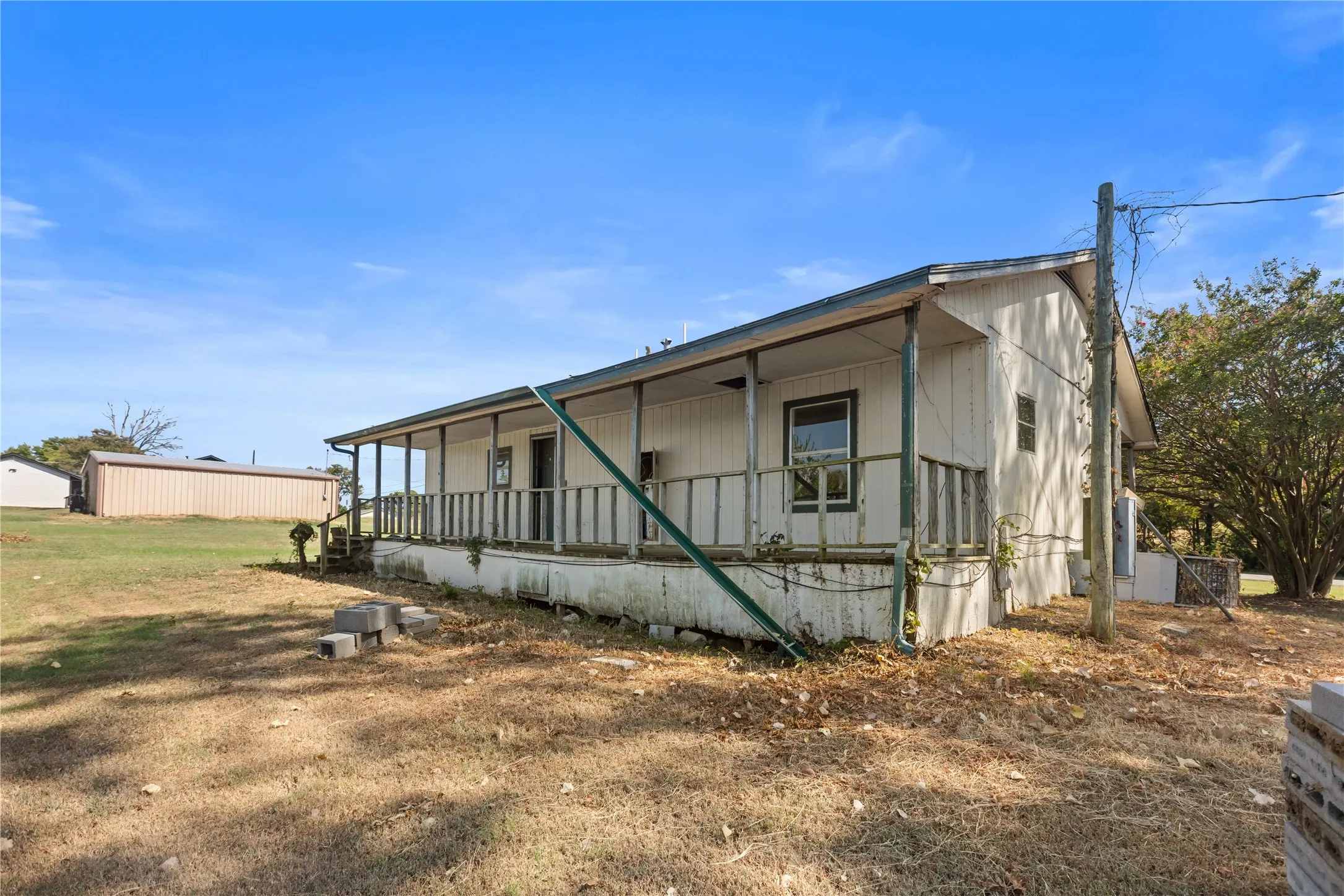 Single Family Residence For Sale in Grayson County , 1901 E Texas Street, Denison, Texas 75021, 3 Bedroom, 2 Bathroom, Garage spaces, 1,056 Sqft, built in 1985, mls#21370913, Real Estate Agent in Denison, Homes For Sale in Grayson county, Homes For Sale in Denison, Realtor in Denison Texas, Real Estate Brokerage Independent Realty Texas, Luminita Cordes Realtor