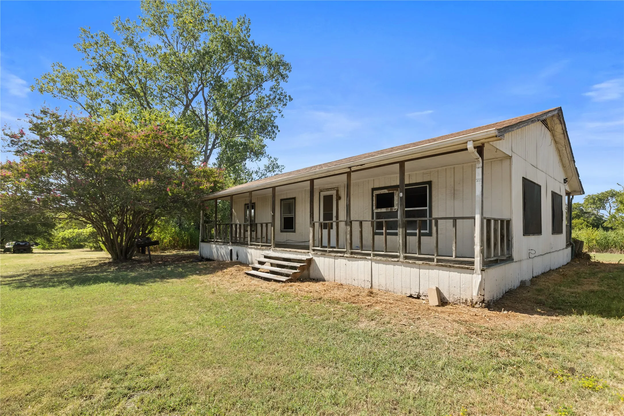 Single Family Residence For Sale in Grayson County , 1901 E Texas Street, Denison, Texas 75021, 3 Bedroom, 2 Bathroom, Garage spaces, 1,056 Sqft, built in 1985, mls#21370913, Real Estate Agent in Denison, Homes For Sale in Grayson county, Homes For Sale in Denison, Realtor in Denison Texas, Real Estate Brokerage Independent Realty Texas, Luminita Cordes Realtor