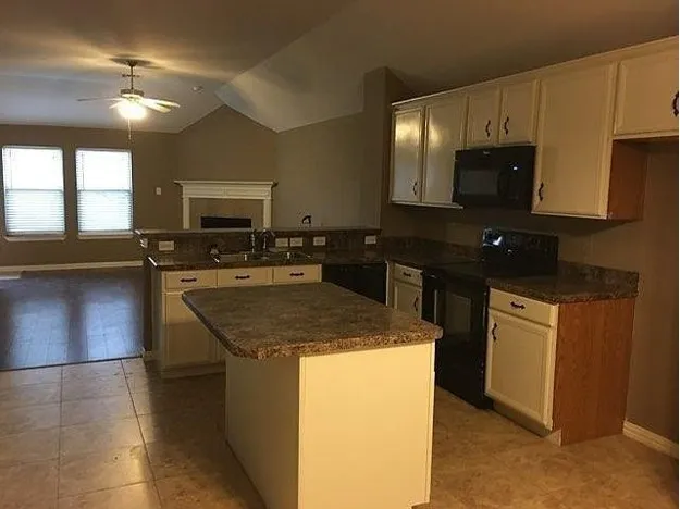 Single Family Residence For Rent in Tarrant County , 9520 Tomahawk Trail, Fort Worth, Texas 76244, 3 Bedroom, 2 Bathroom, 2 Garage spaces, 1,695 Sqft, built in 2006, mls#21388855, Real Estate Agent in Fort Worth, Homes For Rent in Tarrant county, Homes For Rent in Fort Worth, Realtor in Fort Worth Texas, Real Estate Brokerage Independent Realty Texas, Luminita Cordes Realtor
