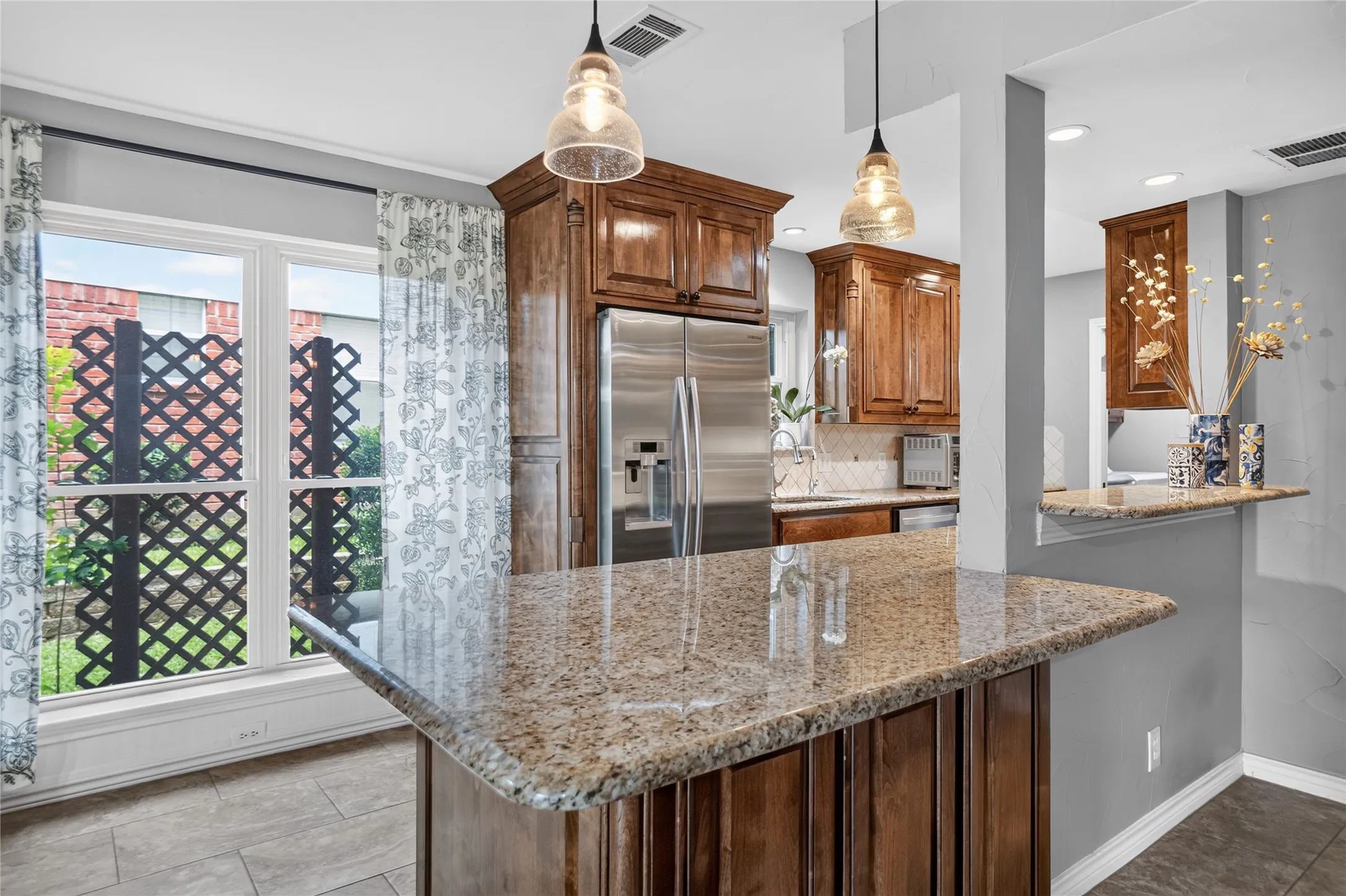 Single Family Residence For Sale in Denton County , 222 Inverness Drive, Trophy Club, Texas 76262, 4 Bedroom, 3 Bathroom, 2 Garage spaces, 2,540 Sqft, built in 1980, mls#21391268, Real Estate Agent in Trophy Club, Homes For Sale in Denton county, Homes For Sale in Trophy Club, Realtor in Trophy Club Texas, Real Estate Brokerage Independent Realty Texas, Luminita Cordes Realtor
