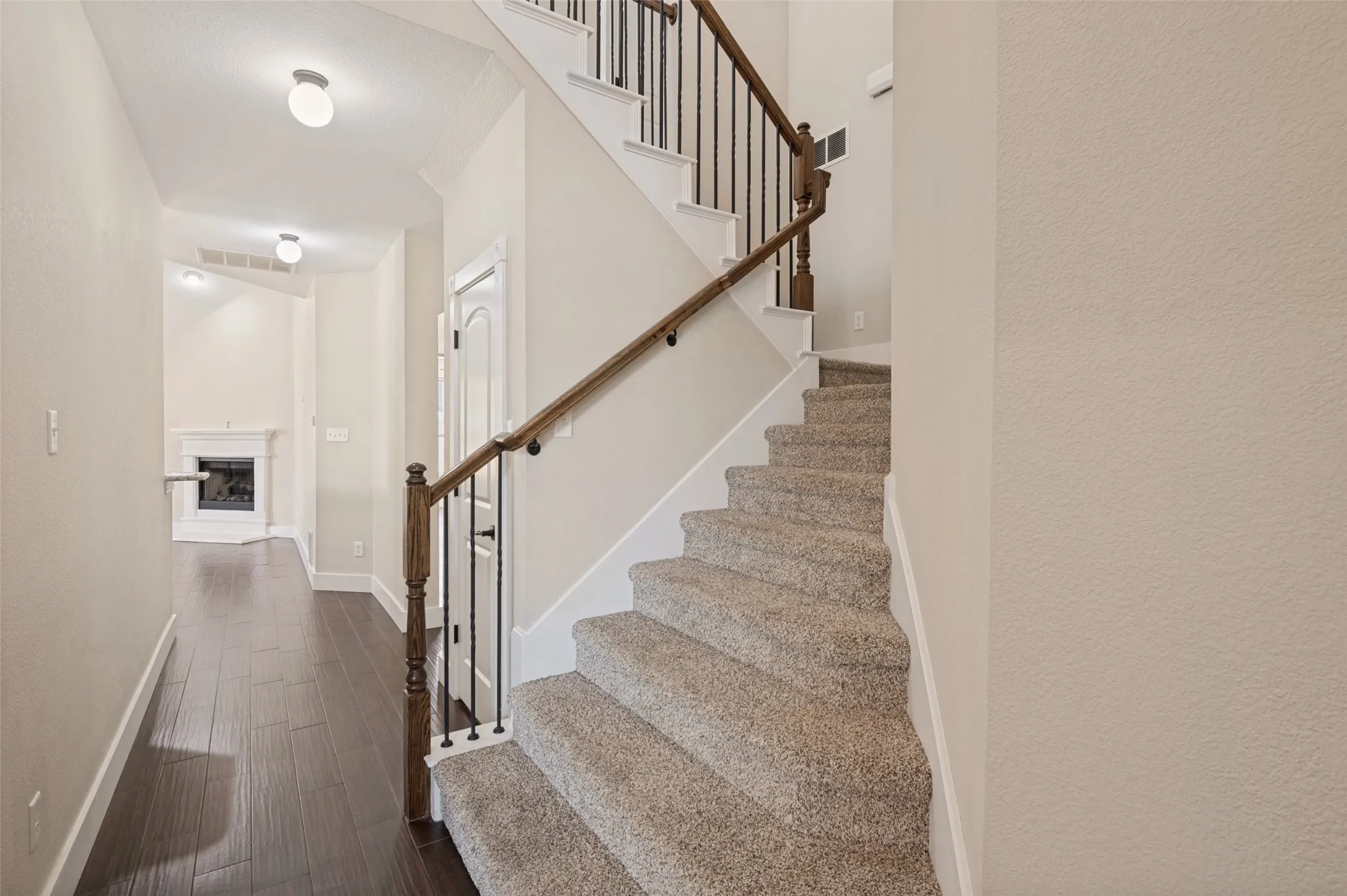 Single Family Residence For Sale in Denton County , 1609 Lake Way Drive, Little Elm, Texas 75068, 3 Bedroom, 3 Bathroom, 2 Garage spaces, 2,046 Sqft, built in 2008, mls#21391270, Real Estate Agent in Little Elm, Homes For Sale in Denton county, Homes For Sale in Little Elm, Realtor in Little Elm Texas, Real Estate Brokerage Independent Realty Texas, Luminita Cordes Realtor
