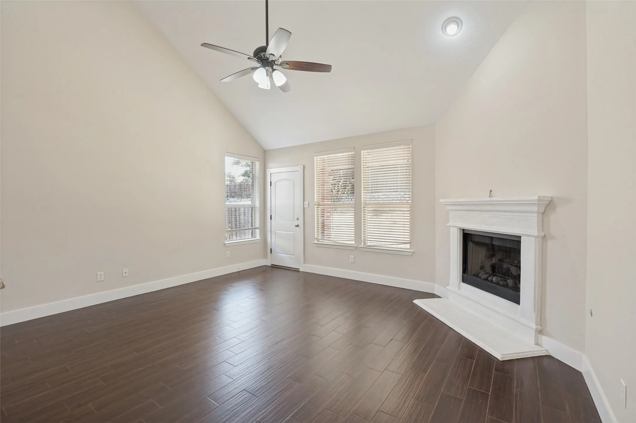 Single Family Residence For Sale in Denton County , 1609 Lake Way Drive, Little Elm, Texas 75068, 3 Bedroom, 3 Bathroom, 2 Garage spaces, 2,046 Sqft, built in 2008, mls#21391270, Real Estate Agent in Little Elm, Homes For Sale in Denton county, Homes For Sale in Little Elm, Realtor in Little Elm Texas, Real Estate Brokerage Independent Realty Texas, Luminita Cordes Realtor