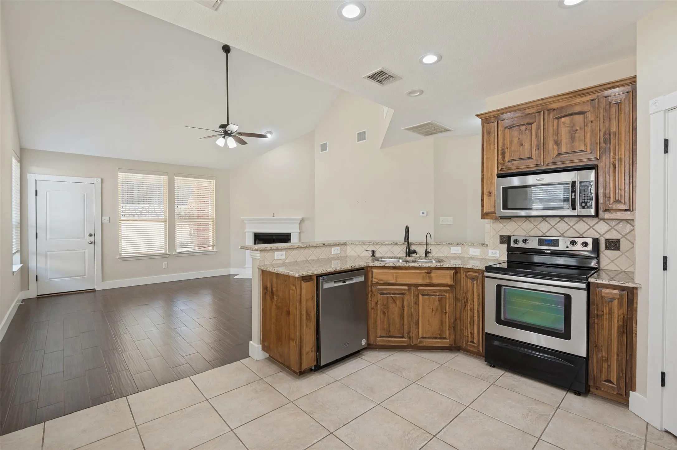 Single Family Residence For Sale in Denton County , 1609 Lake Way Drive, Little Elm, Texas 75068, 3 Bedroom, 3 Bathroom, 2 Garage spaces, 2,046 Sqft, built in 2008, mls#21391270, Real Estate Agent in Little Elm, Homes For Sale in Denton county, Homes For Sale in Little Elm, Realtor in Little Elm Texas, Real Estate Brokerage Independent Realty Texas, Luminita Cordes Realtor