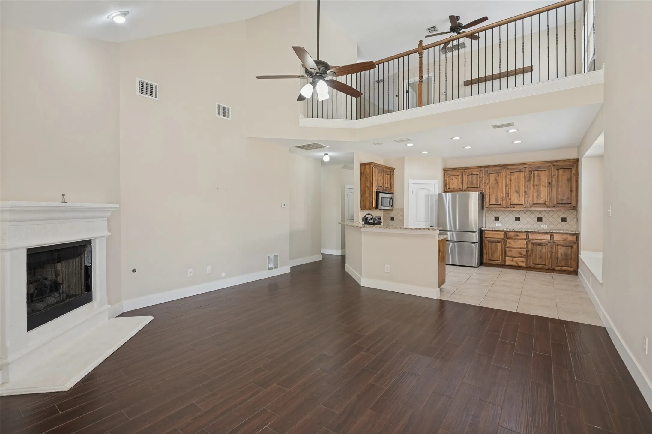 Single Family Residence For Sale in Denton County , 1609 Lake Way Drive, Little Elm, Texas 75068, 3 Bedroom, 3 Bathroom, 2 Garage spaces, 2,046 Sqft, built in 2008, mls#21391270, Real Estate Agent in Little Elm, Homes For Sale in Denton county, Homes For Sale in Little Elm, Realtor in Little Elm Texas, Real Estate Brokerage Independent Realty Texas, Luminita Cordes Realtor