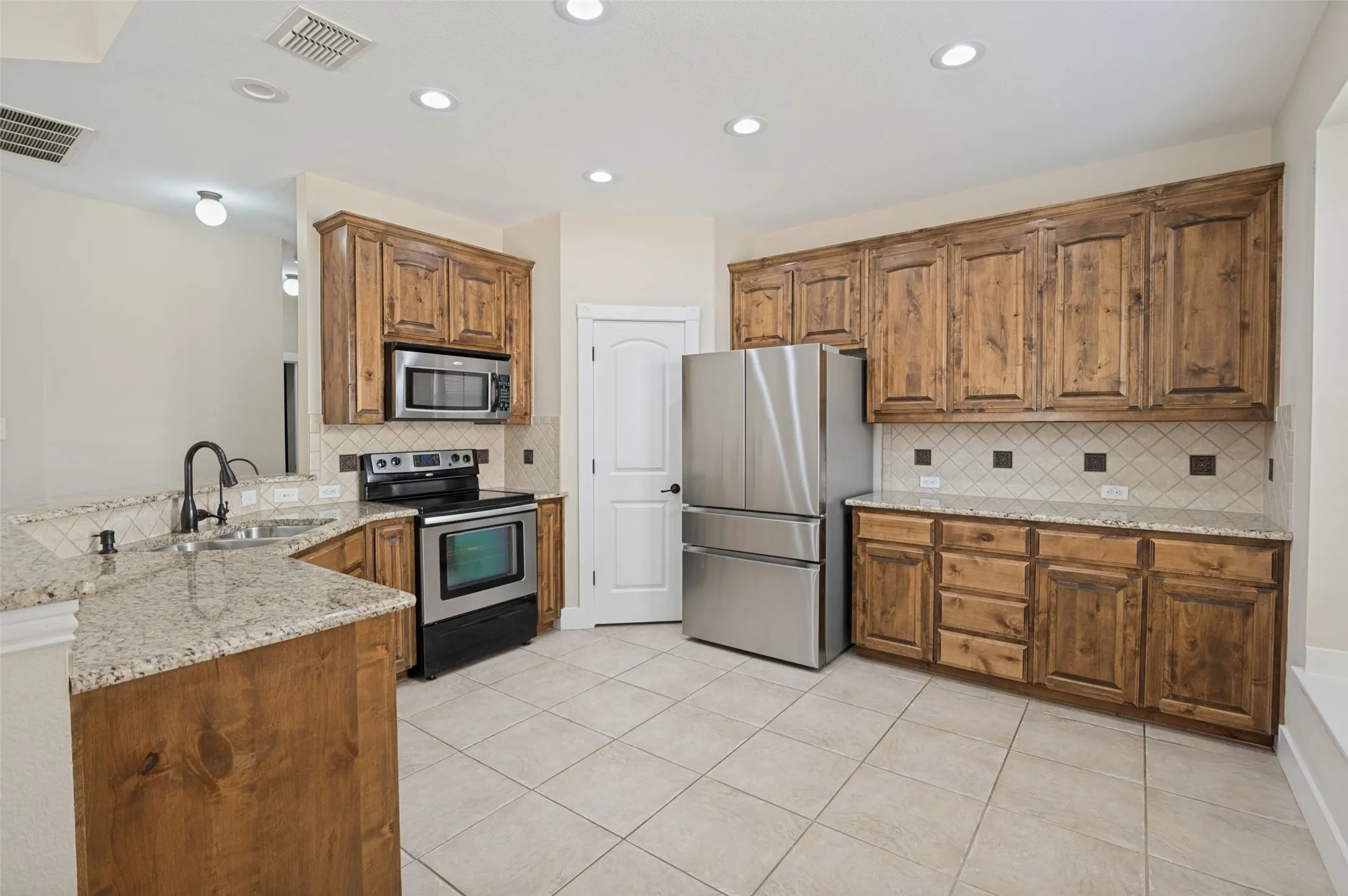 Single Family Residence For Sale in Denton County , 1609 Lake Way Drive, Little Elm, Texas 75068, 3 Bedroom, 3 Bathroom, 2 Garage spaces, 2,046 Sqft, built in 2008, mls#21391270, Real Estate Agent in Little Elm, Homes For Sale in Denton county, Homes For Sale in Little Elm, Realtor in Little Elm Texas, Real Estate Brokerage Independent Realty Texas, Luminita Cordes Realtor