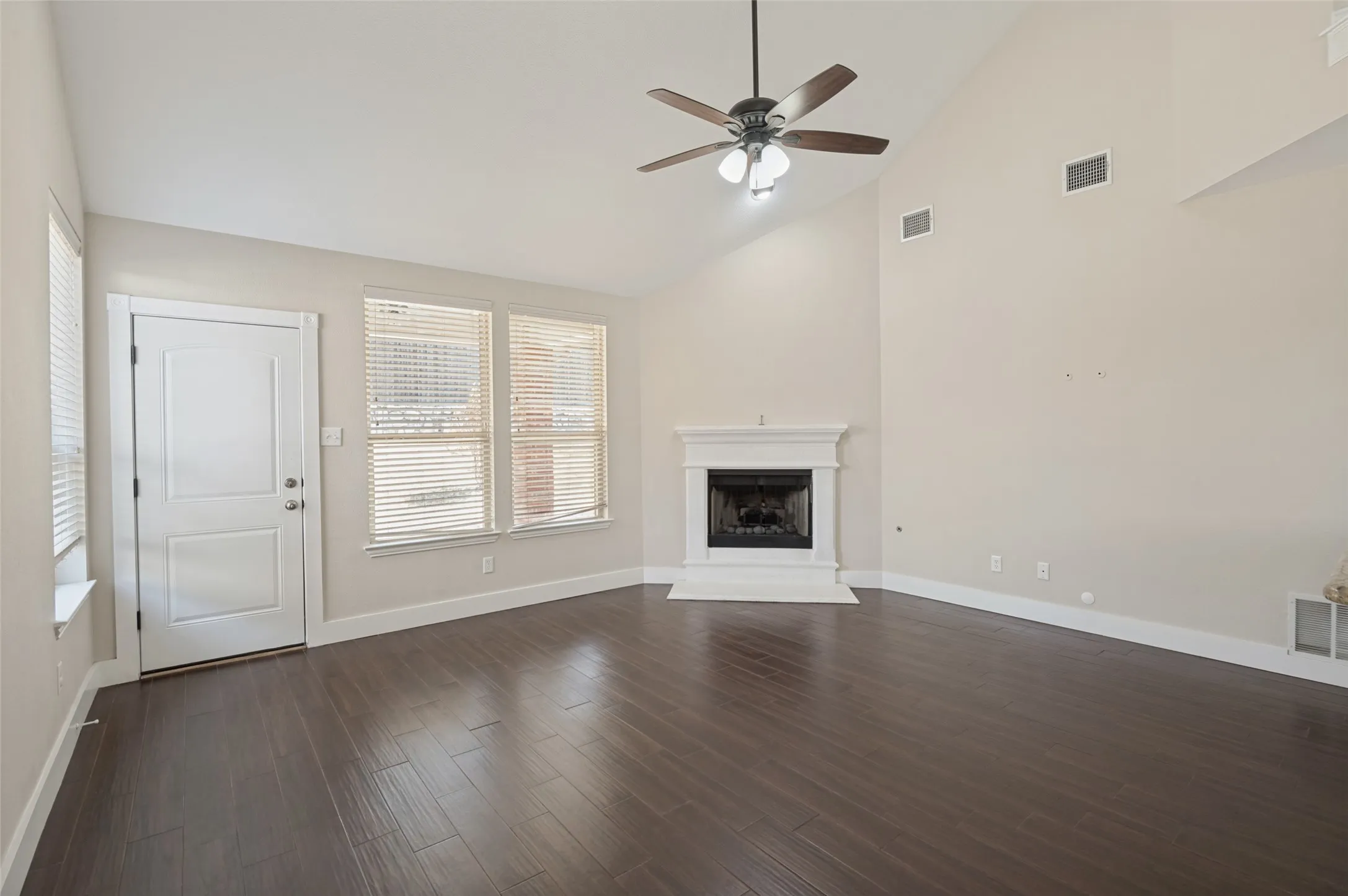 Single Family Residence For Sale in Denton County , 1609 Lake Way Drive, Little Elm, Texas 75068, 3 Bedroom, 3 Bathroom, 2 Garage spaces, 2,046 Sqft, built in 2008, mls#21391270, Real Estate Agent in Little Elm, Homes For Sale in Denton county, Homes For Sale in Little Elm, Realtor in Little Elm Texas, Real Estate Brokerage Independent Realty Texas, Luminita Cordes Realtor