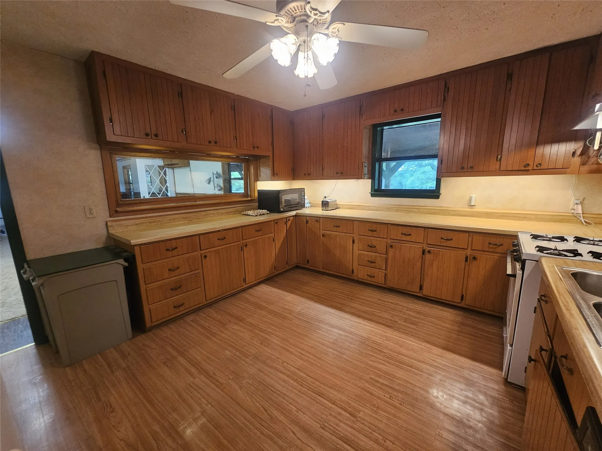Single Family Residence For Sale in Lamar County , 1350 County Road 45400, Paris, Texas 75462, 3 Bedroom, 4 Bathroom, Garage spaces, 1,800 Sqft, built in 1989, mls#21391034, Real Estate Agent in Paris, Homes For Sale in Lamar county, Homes For Sale in Paris, Realtor in Paris Texas, Real Estate Brokerage Independent Realty Texas, Luminita Cordes Realtor