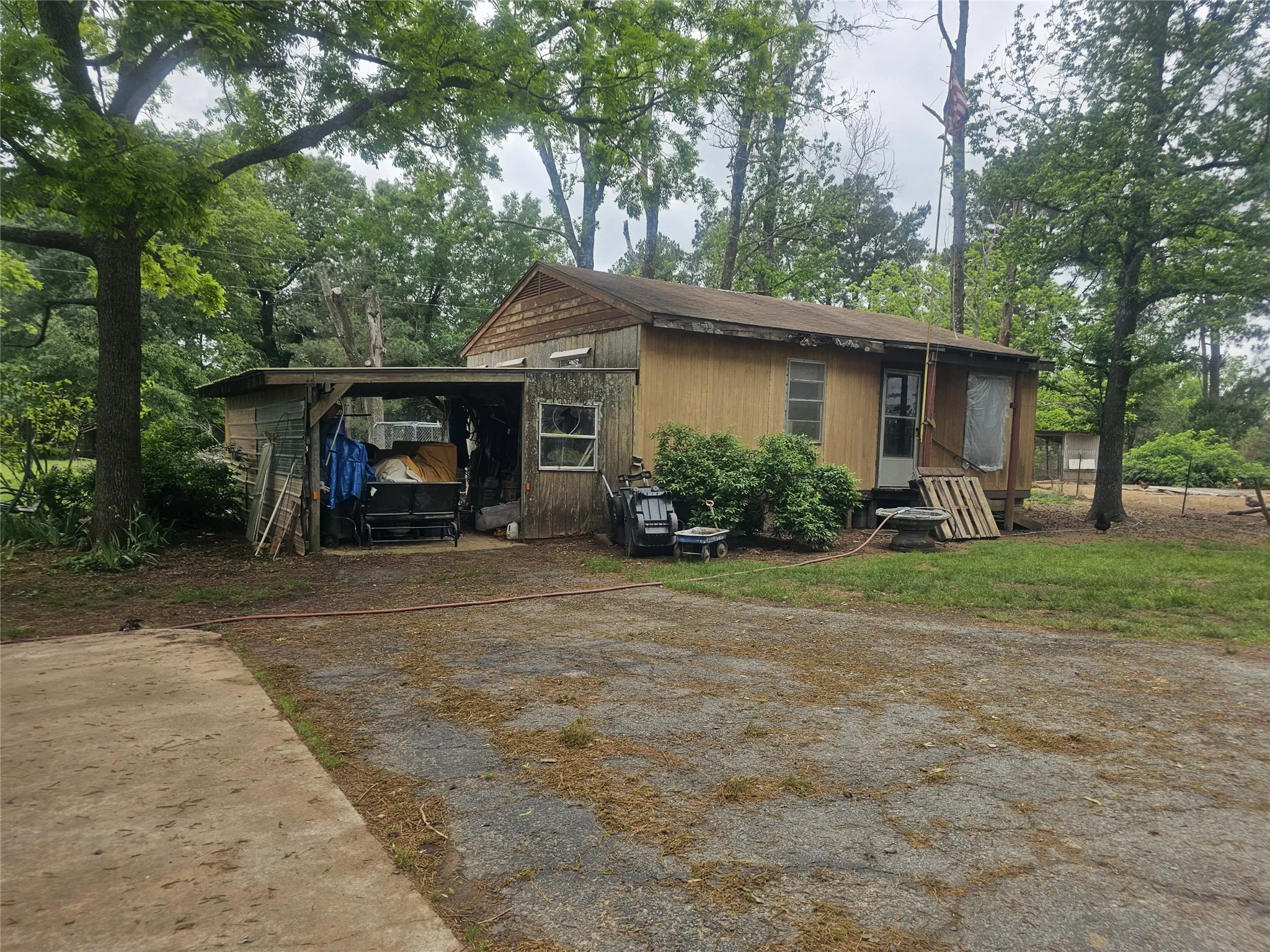 Single Family Residence For Sale in Lamar County , 1350 County Road 45400, Paris, Texas 75462, 3 Bedroom, 4 Bathroom, Garage spaces, 1,800 Sqft, built in 1989, mls#21391034, Real Estate Agent in Paris, Homes For Sale in Lamar county, Homes For Sale in Paris, Realtor in Paris Texas, Real Estate Brokerage Independent Realty Texas, Luminita Cordes Realtor