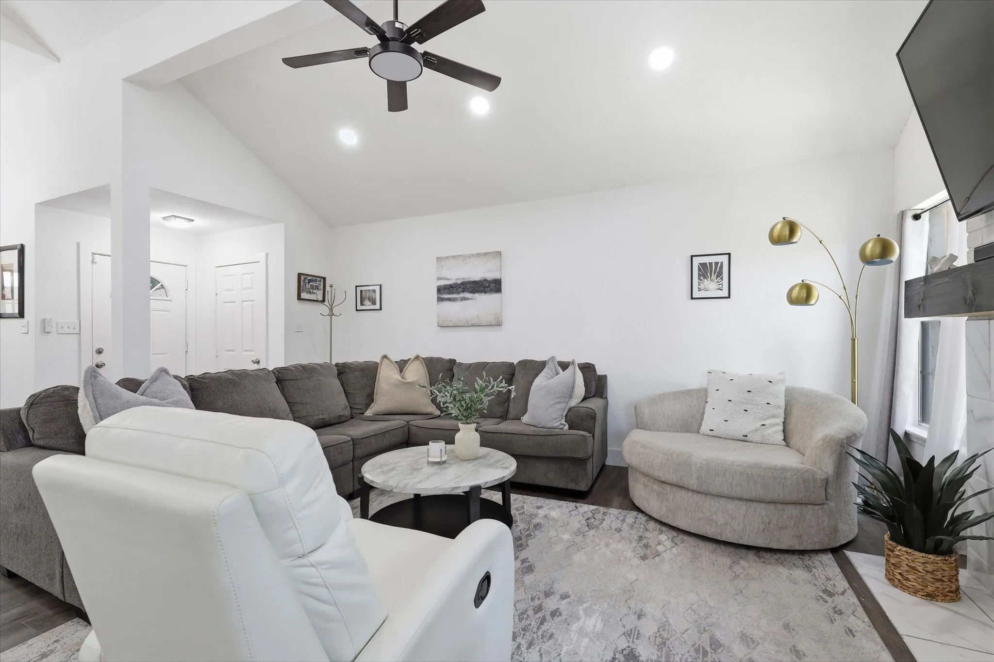 Vaulted ceiling with recessed lighting and ceiling fan