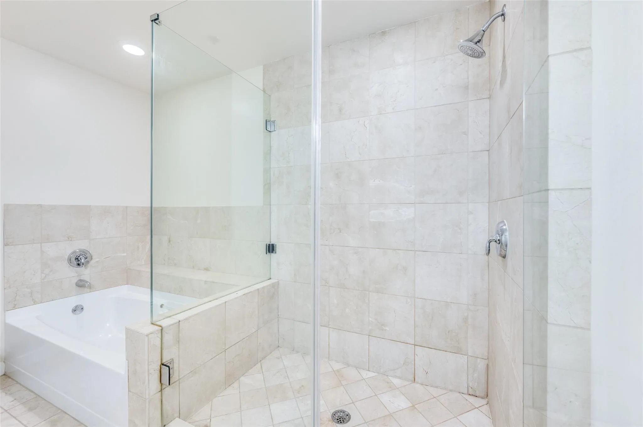 Condominium For Sale in Dallas County , 1200 Main Street 804, Dallas, Texas 75202, 2 Bedroom, 2 Bathroom, 2 Garage spaces, 1,169 Sqft, built in 1974, mls#21391101, Real Estate Agent in Dallas, Homes For Sale in Dallas county, Homes For Sale in Dallas, Realtor in Dallas Texas, Real Estate Brokerage Independent Realty Texas, Luminita Cordes Realtor
