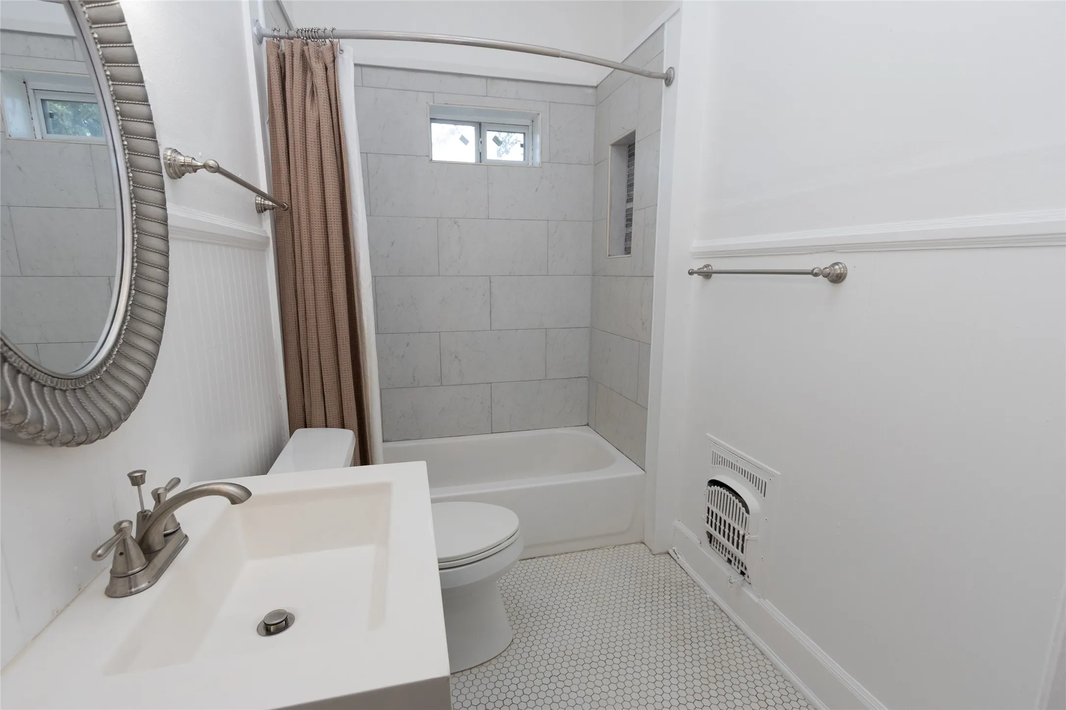 Integrated bathtub with tiled surround and built-in niche