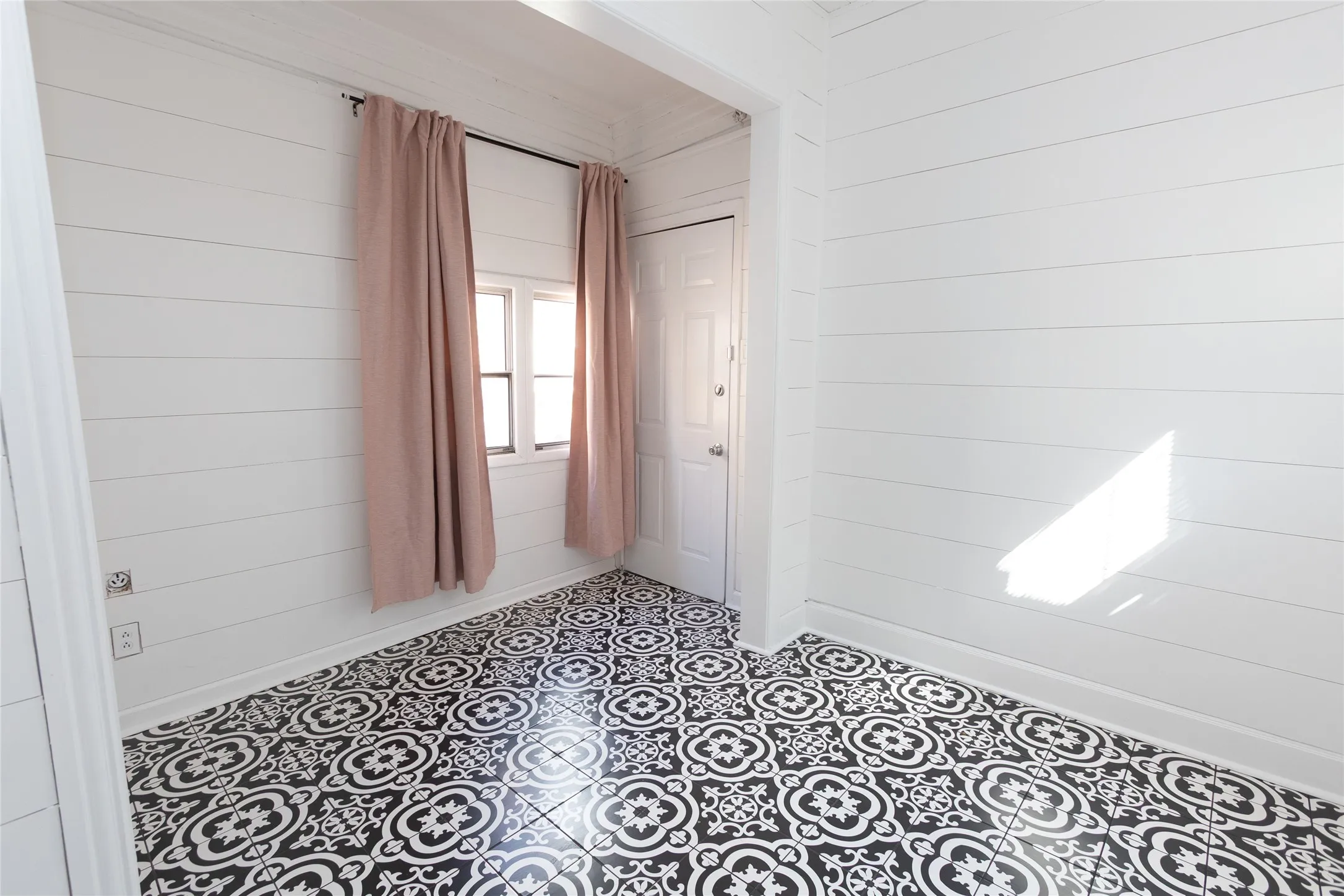 Apartment For Rent in Dallas County , 4145 Wycliff, Dallas, Texas 75219, 2 Bedroom, 1 Bathroom, Garage spaces, 1,200 Sqft, built in 1927, mls#21376025, Real Estate Agent in Dallas, Homes For Rent in Dallas county, Homes For Rent in Dallas, Realtor in Dallas Texas, Real Estate Brokerage Independent Realty Texas, Luminita Cordes Realtor