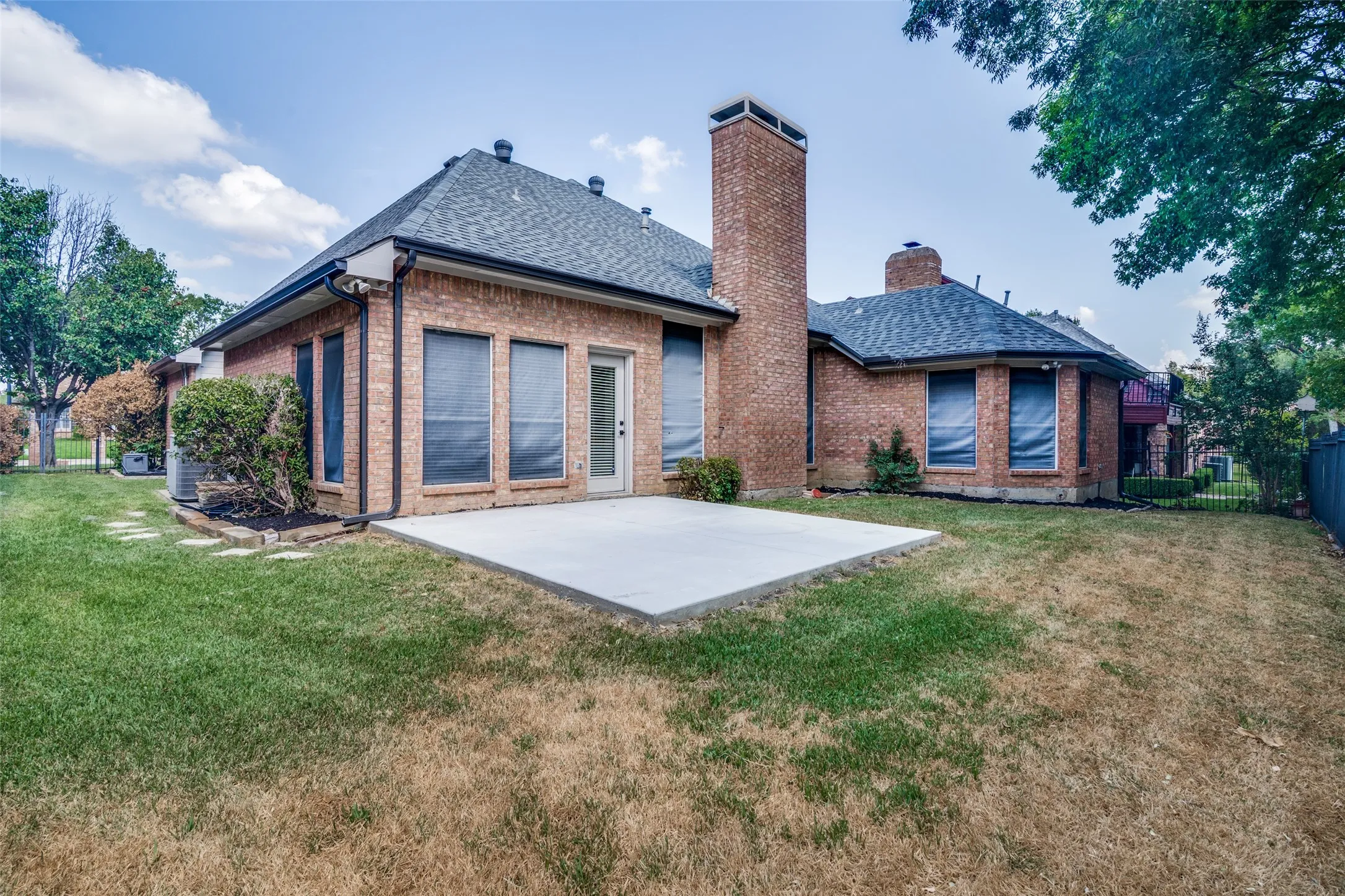 Single Family Residence For Sale in Dallas County , 2907 Bluffview Drive, Garland, Texas 75043, 4 Bedroom, 3 Bathroom, 2 Garage spaces, 2,507 Sqft, built in 1991, mls#21391278, Real Estate Agent in Garland, Homes For Sale in Dallas county, Homes For Sale in Garland, Realtor in Garland Texas, Real Estate Brokerage Independent Realty Texas, Luminita Cordes Realtor