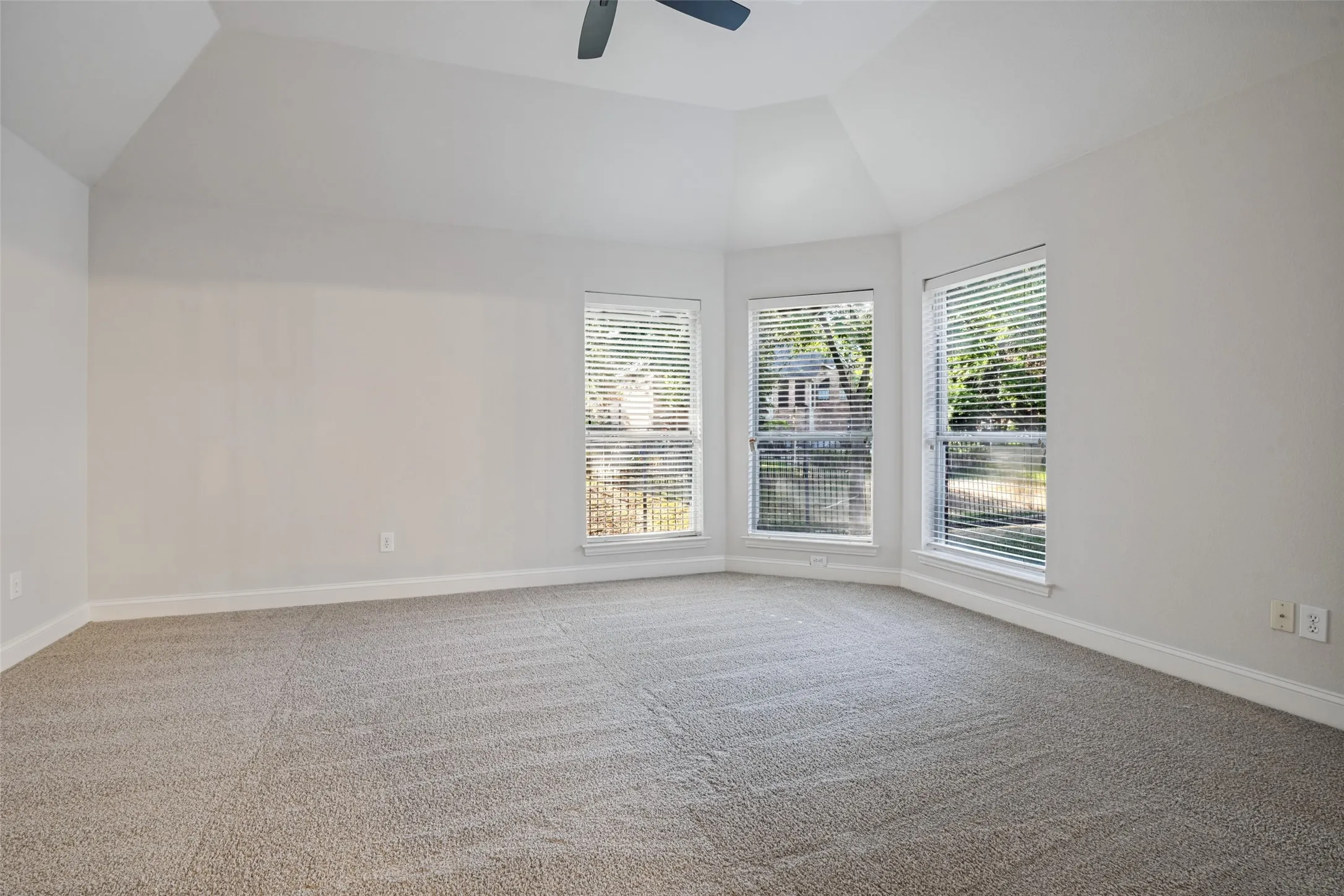 Single Family Residence For Sale in Dallas County , 2907 Bluffview Drive, Garland, Texas 75043, 4 Bedroom, 3 Bathroom, 2 Garage spaces, 2,507 Sqft, built in 1991, mls#21391278, Real Estate Agent in Garland, Homes For Sale in Dallas county, Homes For Sale in Garland, Realtor in Garland Texas, Real Estate Brokerage Independent Realty Texas, Luminita Cordes Realtor