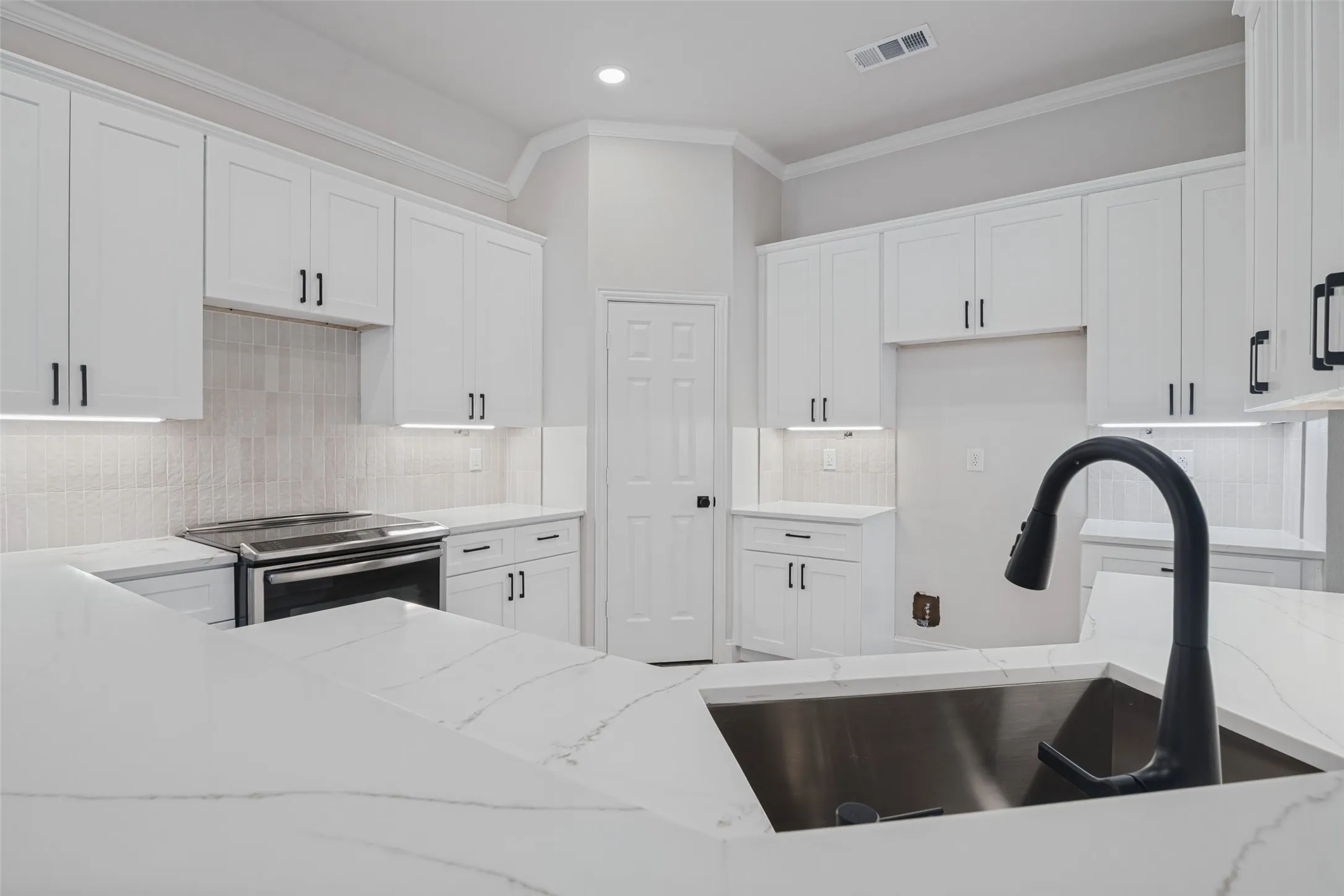 Single Family Residence For Sale in Dallas County , 2907 Bluffview Drive, Garland, Texas 75043, 4 Bedroom, 3 Bathroom, 2 Garage spaces, 2,507 Sqft, built in 1991, mls#21391278, Real Estate Agent in Garland, Homes For Sale in Dallas county, Homes For Sale in Garland, Realtor in Garland Texas, Real Estate Brokerage Independent Realty Texas, Luminita Cordes Realtor
