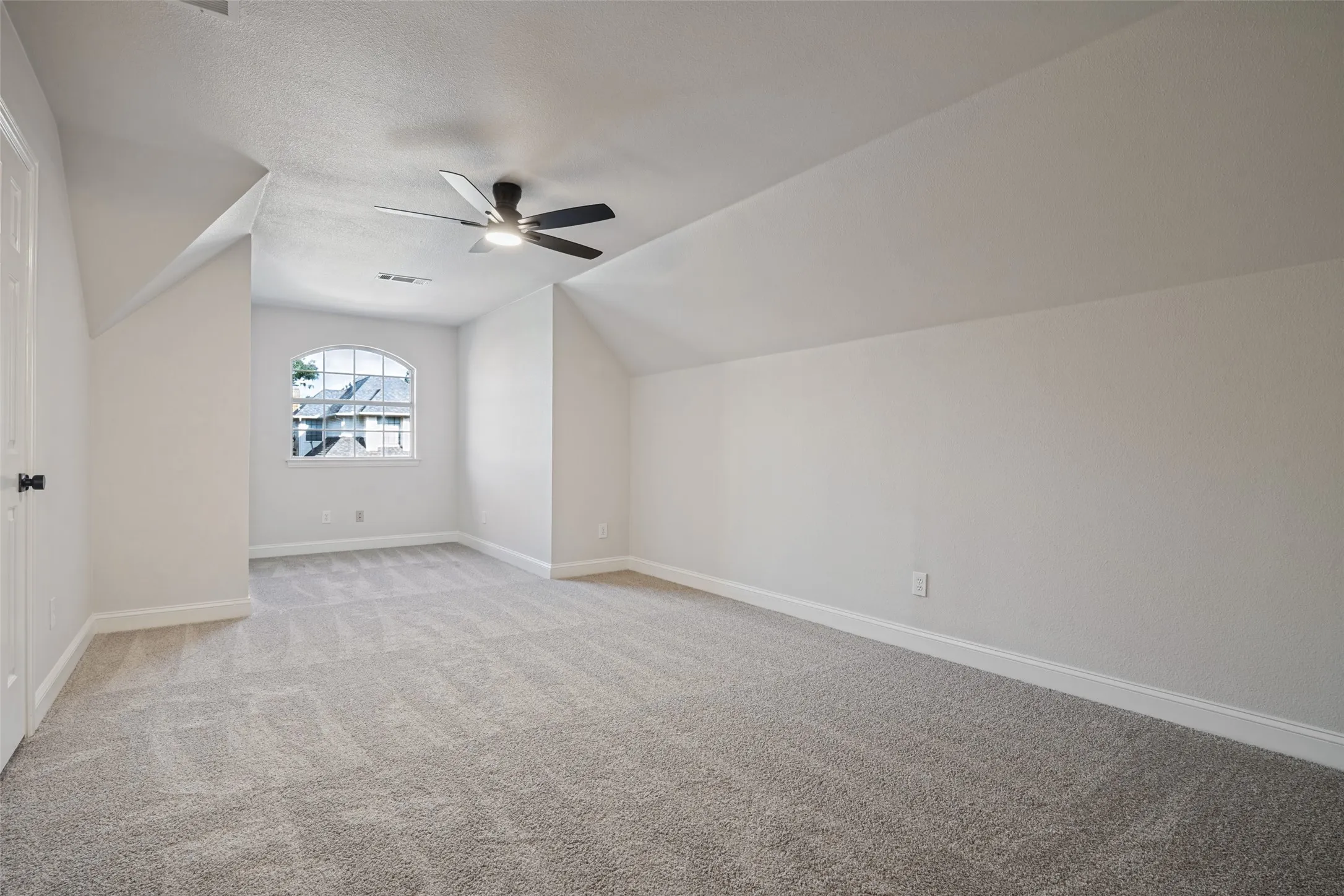 Single Family Residence For Sale in Dallas County , 2907 Bluffview Drive, Garland, Texas 75043, 4 Bedroom, 3 Bathroom, 2 Garage spaces, 2,507 Sqft, built in 1991, mls#21391278, Real Estate Agent in Garland, Homes For Sale in Dallas county, Homes For Sale in Garland, Realtor in Garland Texas, Real Estate Brokerage Independent Realty Texas, Luminita Cordes Realtor