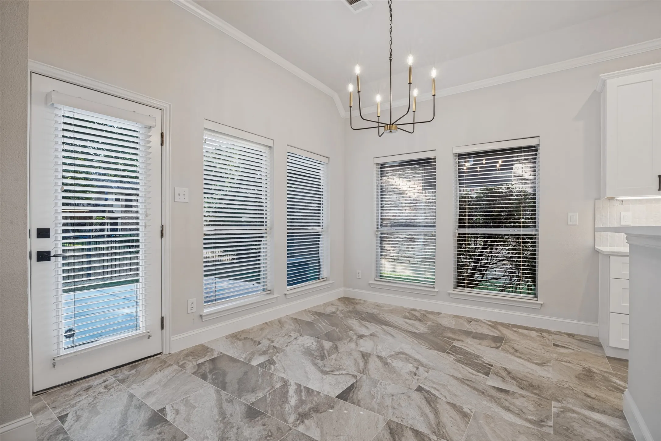 Single Family Residence For Sale in Dallas County , 2907 Bluffview Drive, Garland, Texas 75043, 4 Bedroom, 3 Bathroom, 2 Garage spaces, 2,507 Sqft, built in 1991, mls#21391278, Real Estate Agent in Garland, Homes For Sale in Dallas county, Homes For Sale in Garland, Realtor in Garland Texas, Real Estate Brokerage Independent Realty Texas, Luminita Cordes Realtor