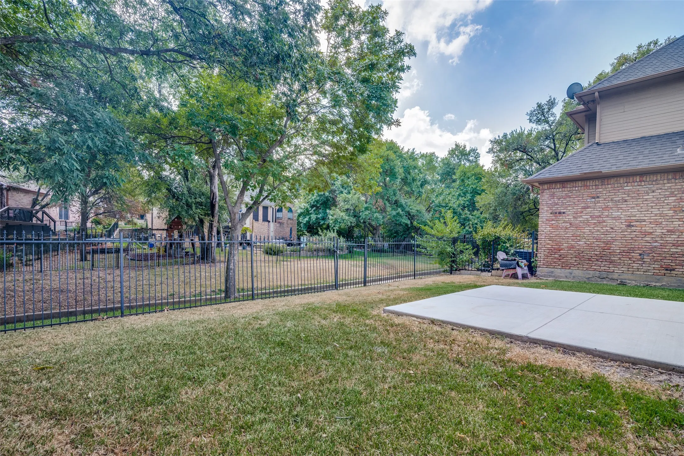 Single Family Residence For Sale in Dallas County , 2907 Bluffview Drive, Garland, Texas 75043, 4 Bedroom, 3 Bathroom, 2 Garage spaces, 2,507 Sqft, built in 1991, mls#21391278, Real Estate Agent in Garland, Homes For Sale in Dallas county, Homes For Sale in Garland, Realtor in Garland Texas, Real Estate Brokerage Independent Realty Texas, Luminita Cordes Realtor