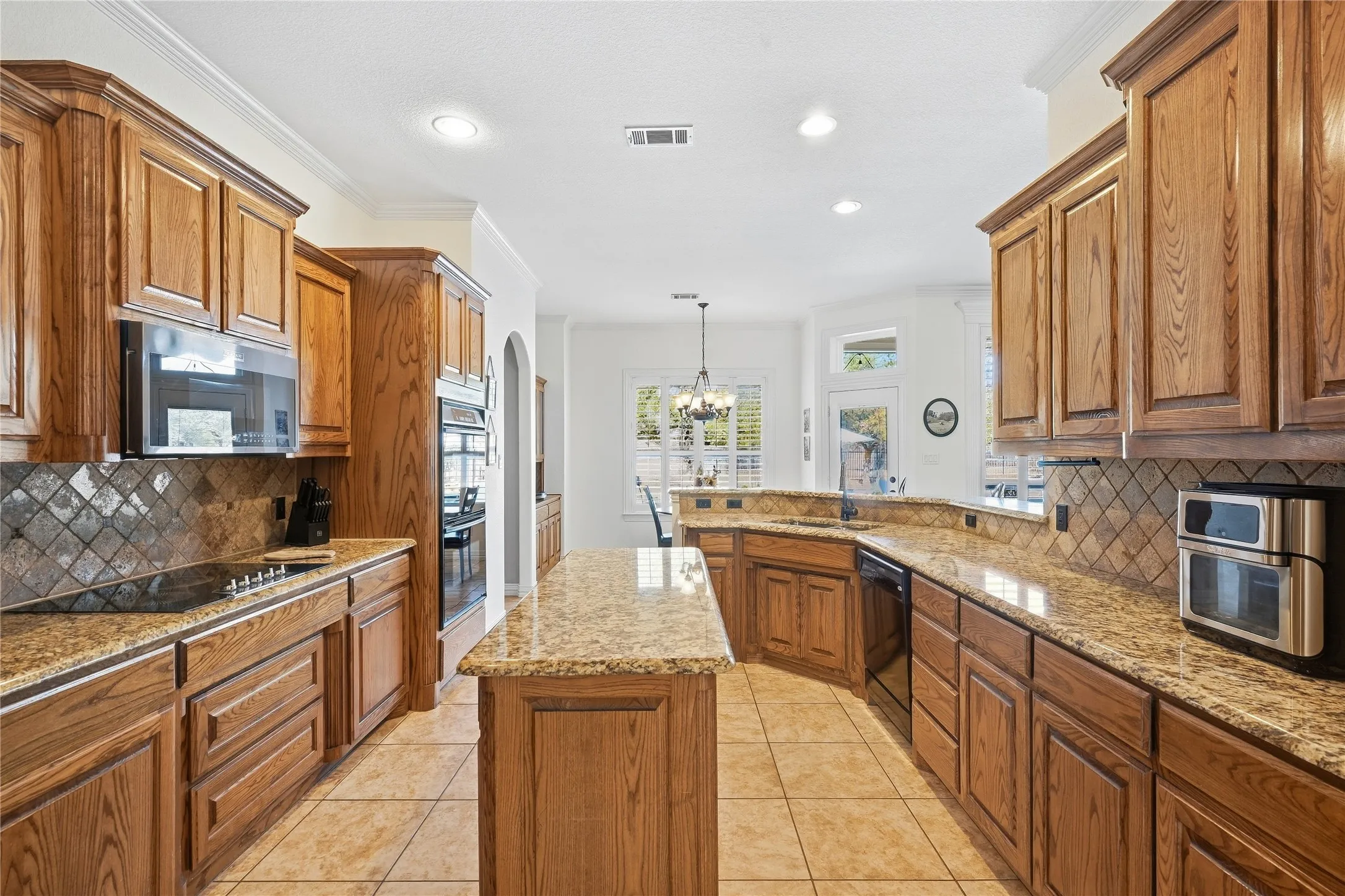 Updated appliances, island walk in pantry