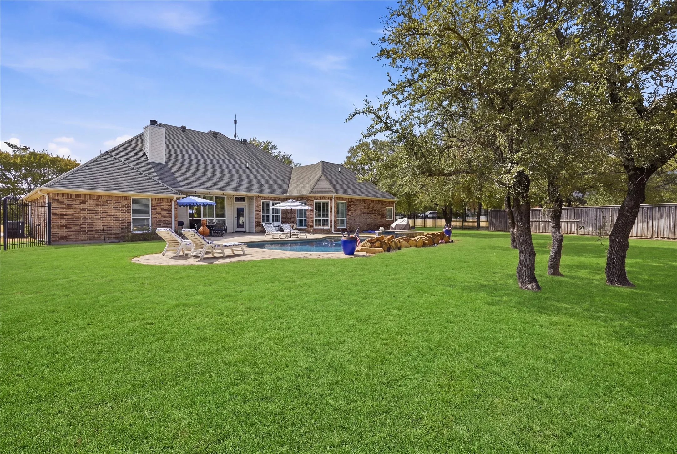 Single Family Residence For Sale in Parker County , 199 Deer Creek Drive, Aledo, Texas 76008, 4 Bedroom, 4 Bathroom, 3 Garage spaces, 3,000 Sqft, built in 2005, mls#21390449, Real Estate Agent in Aledo, Homes For Sale in Parker county, Homes For Sale in Aledo, Realtor in Aledo Texas, Real Estate Brokerage Independent Realty Texas, Luminita Cordes Realtor