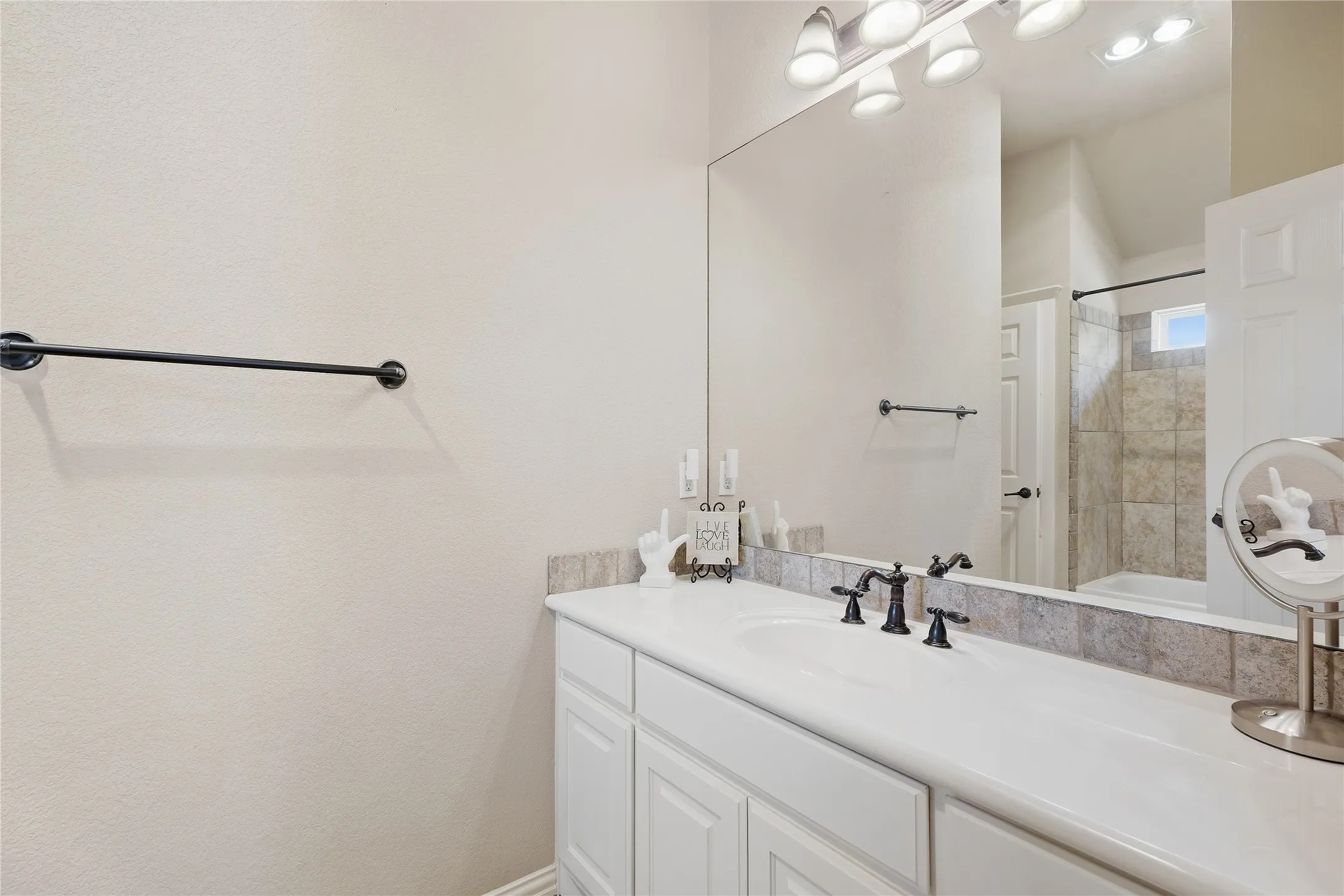 Single Family Residence For Sale in Parker County , 199 Deer Creek Drive, Aledo, Texas 76008, 4 Bedroom, 4 Bathroom, 3 Garage spaces, 3,000 Sqft, built in 2005, mls#21390449, Real Estate Agent in Aledo, Homes For Sale in Parker county, Homes For Sale in Aledo, Realtor in Aledo Texas, Real Estate Brokerage Independent Realty Texas, Luminita Cordes Realtor