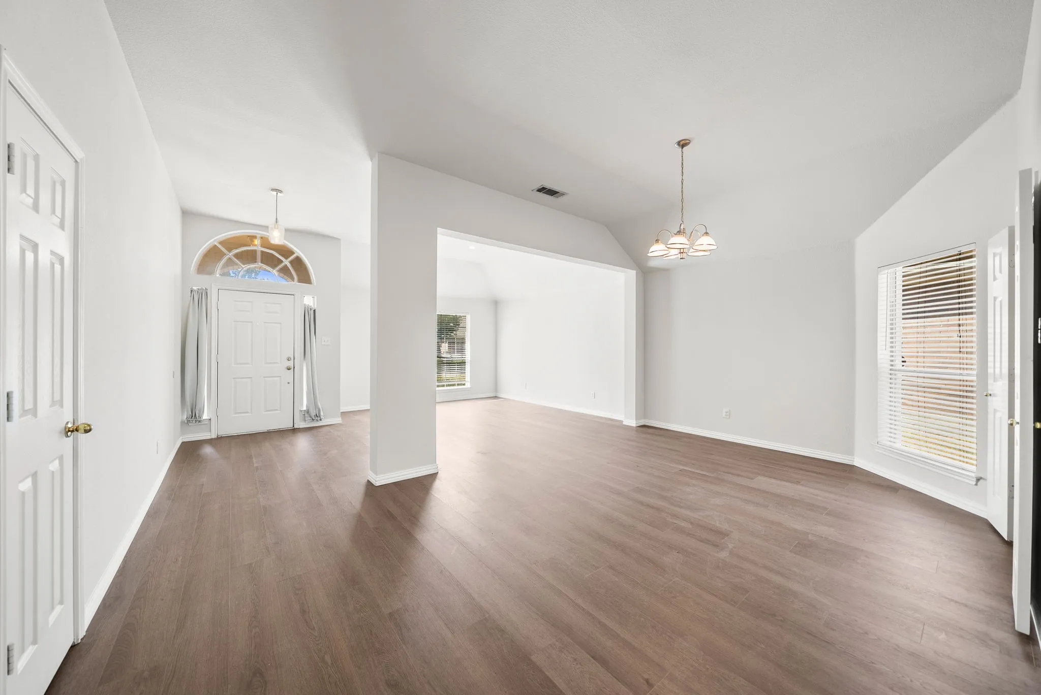 Single Family Residence For Rent in Tarrant County , 6507 Watch Hill Court, Arlington, Texas 76002, 4 Bedroom, 2 Bathroom, 2 Garage spaces, 2,476 Sqft, built in 1999, mls#21375789, Real Estate Agent in Arlington, Homes For Rent in Tarrant county, Homes For Rent in Arlington, Realtor in Arlington Texas, Real Estate Brokerage Independent Realty Texas, Luminita Cordes Realtor