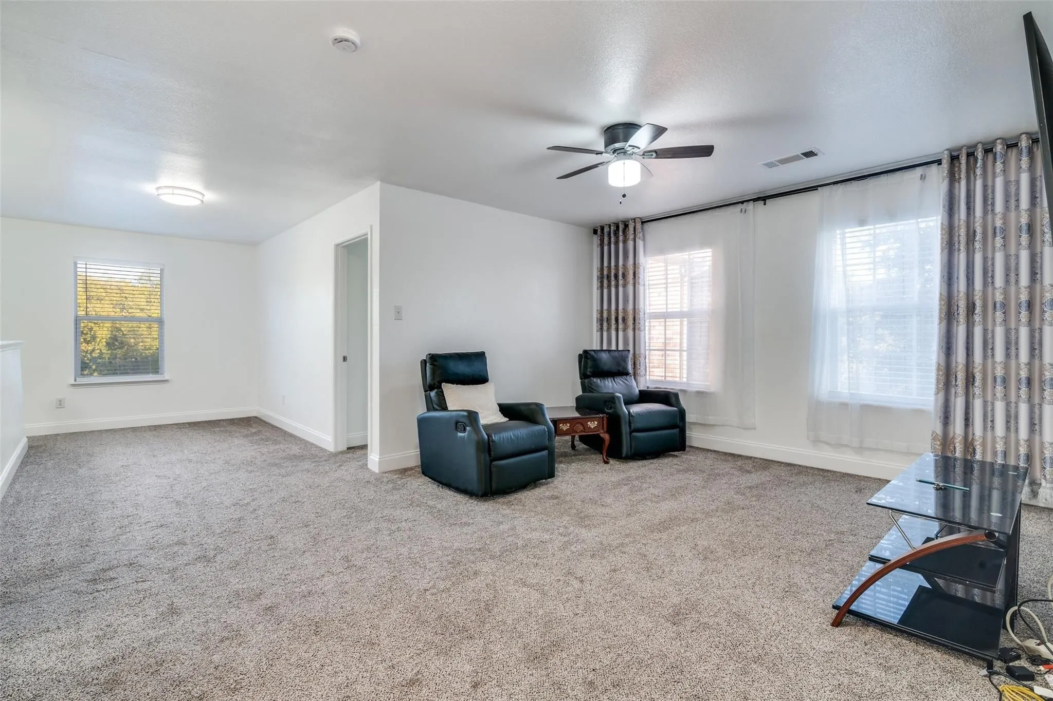 Single Family Residence For Sale in Rockwall County , 4016 Poplar Point Drive, Rockwall, Texas 75032, 5 Bedroom, 3 Bathroom, 2 Garage spaces, 3,148 Sqft, built in 2004, mls#21391286, Real Estate Agent in Rockwall, Homes For Sale in Rockwall county, Homes For Sale in Rockwall, Realtor in Rockwall Texas, Real Estate Brokerage Independent Realty Texas, Luminita Cordes Realtor