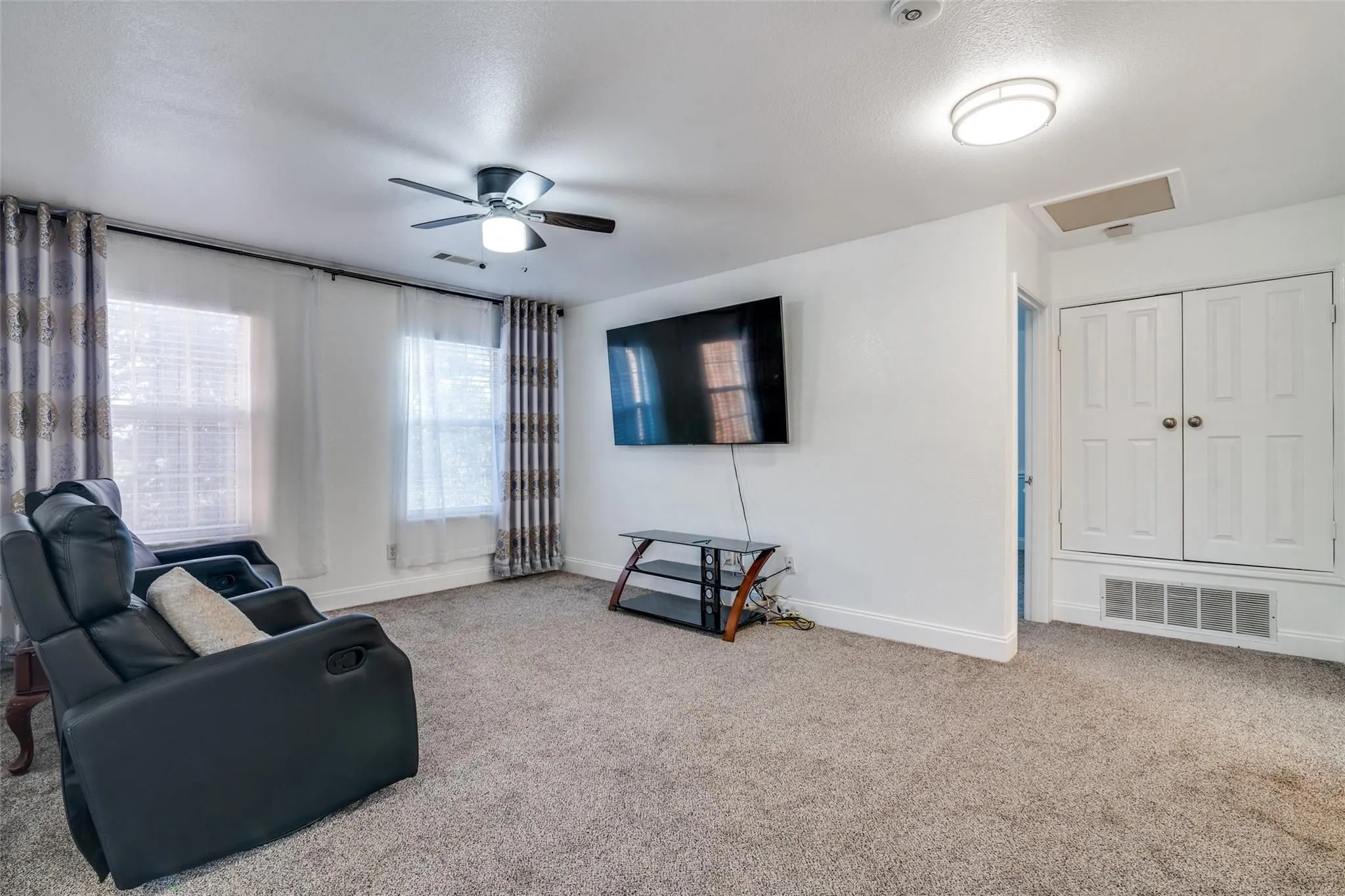 Single Family Residence For Sale in Rockwall County , 4016 Poplar Point Drive, Rockwall, Texas 75032, 5 Bedroom, 3 Bathroom, 2 Garage spaces, 3,148 Sqft, built in 2004, mls#21391286, Real Estate Agent in Rockwall, Homes For Sale in Rockwall county, Homes For Sale in Rockwall, Realtor in Rockwall Texas, Real Estate Brokerage Independent Realty Texas, Luminita Cordes Realtor