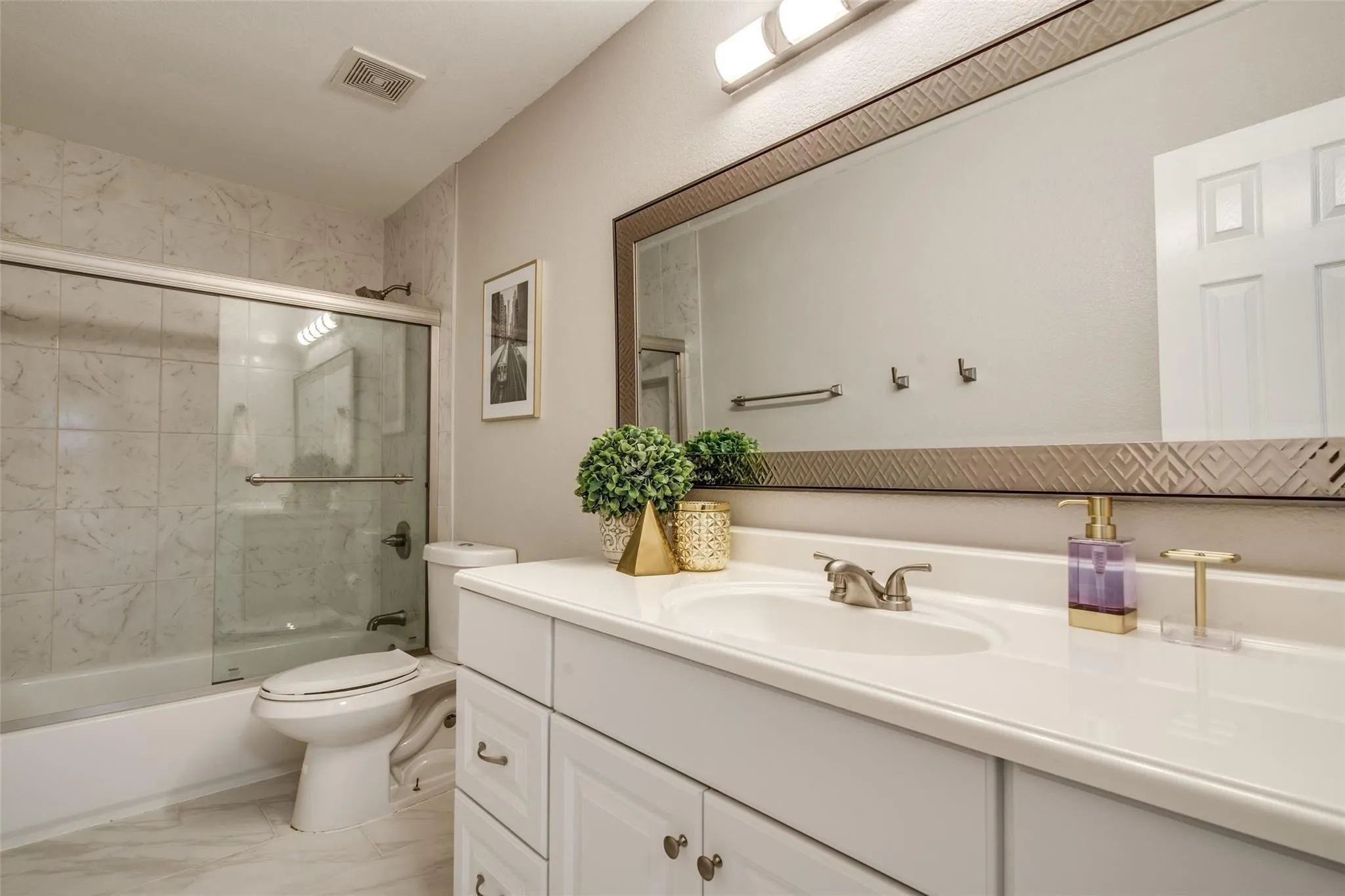 Single Family Residence For Sale in Rockwall County , 4016 Poplar Point Drive, Rockwall, Texas 75032, 5 Bedroom, 3 Bathroom, 2 Garage spaces, 3,148 Sqft, built in 2004, mls#21391286, Real Estate Agent in Rockwall, Homes For Sale in Rockwall county, Homes For Sale in Rockwall, Realtor in Rockwall Texas, Real Estate Brokerage Independent Realty Texas, Luminita Cordes Realtor