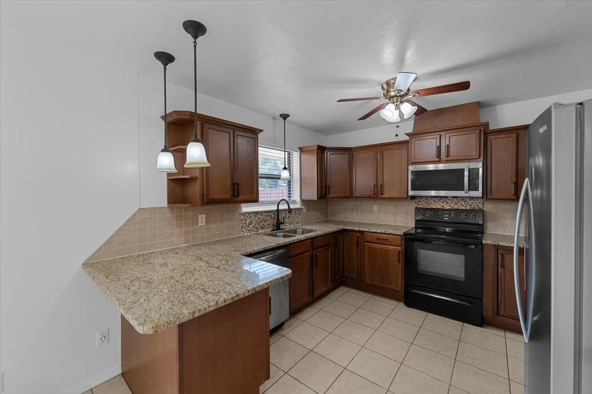 Single Family Residence For Rent in Dallas County , 817 Warren Way, Richardson, Texas 75080, 3 Bedroom, 2 Bathroom, 2 Garage spaces, 1,296 Sqft, built in 1961, mls#21391293, Real Estate Agent in Richardson, Homes For Rent in Dallas county, Homes For Rent in Richardson, Realtor in Richardson Texas, Real Estate Brokerage Independent Realty Texas, Luminita Cordes Realtor