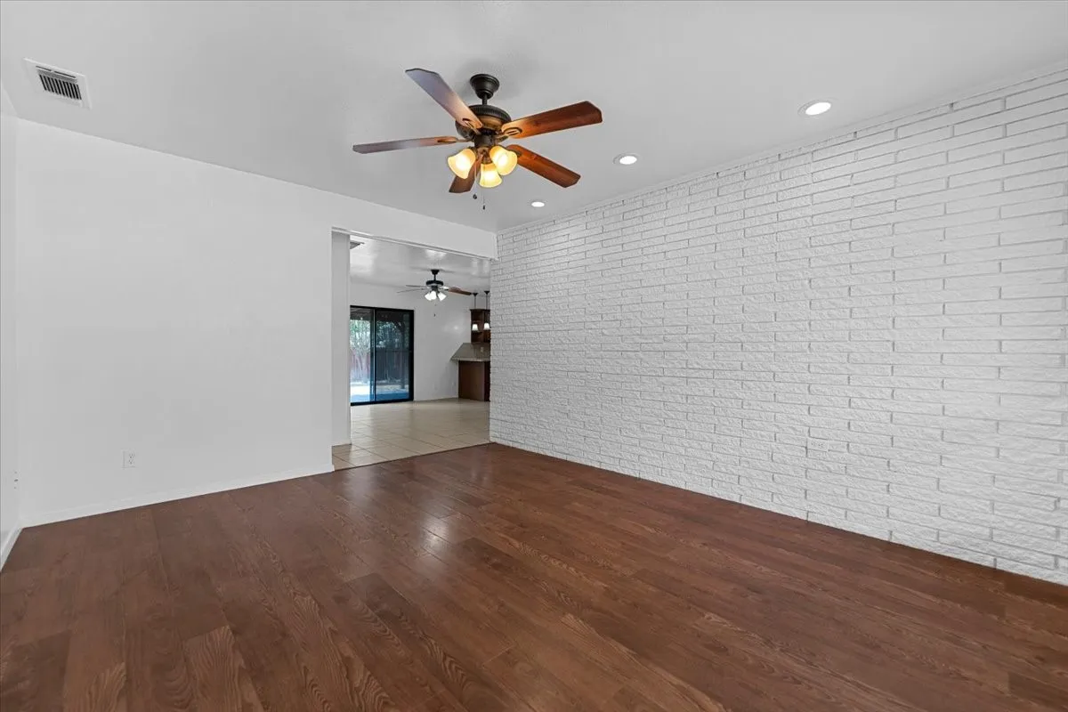 Single Family Residence For Rent in Dallas County , 817 Warren Way, Richardson, Texas 75080, 3 Bedroom, 2 Bathroom, 2 Garage spaces, 1,296 Sqft, built in 1961, mls#21391293, Real Estate Agent in Richardson, Homes For Rent in Dallas county, Homes For Rent in Richardson, Realtor in Richardson Texas, Real Estate Brokerage Independent Realty Texas, Luminita Cordes Realtor