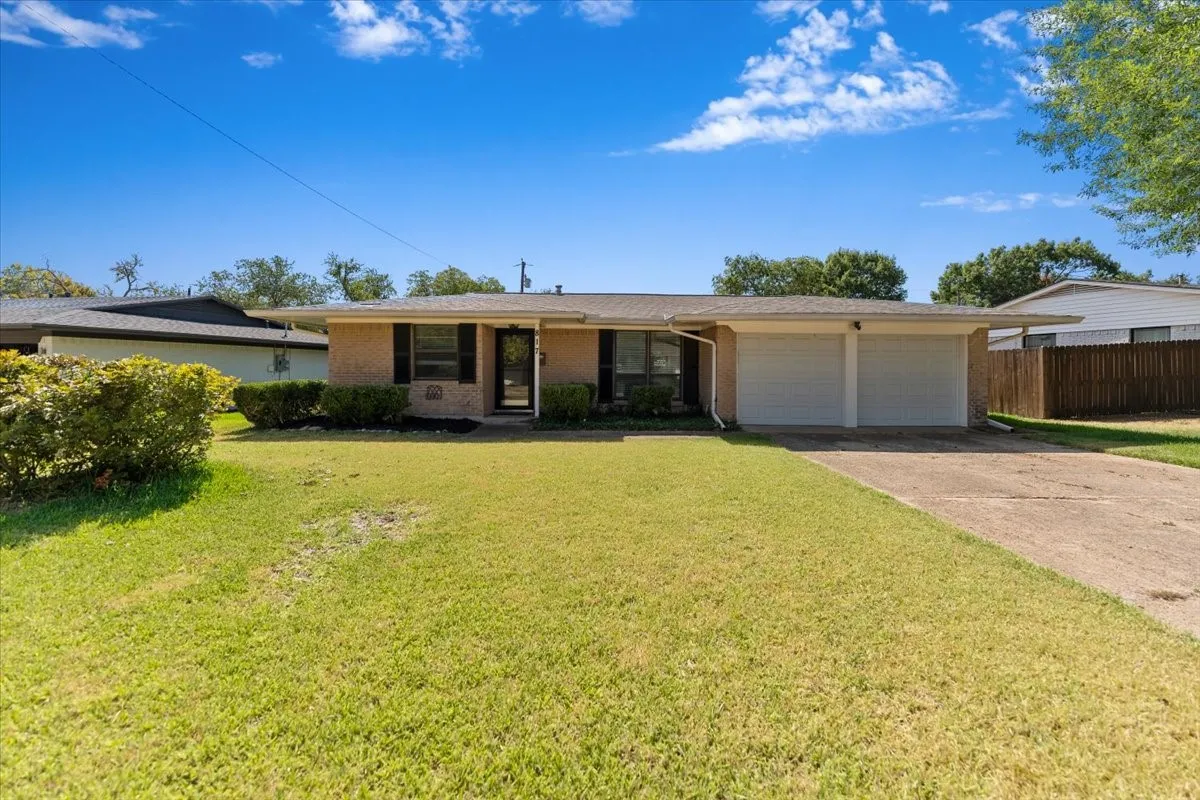 Single Family Residence For Rent in Dallas County , 817 Warren Way, Richardson, Texas 75080, 3 Bedroom, 2 Bathroom, 2 Garage spaces, 1,296 Sqft, built in 1961, mls#21391293, Real Estate Agent in Richardson, Homes For Rent in Dallas county, Homes For Rent in Richardson, Realtor in Richardson Texas, Real Estate Brokerage Independent Realty Texas, Luminita Cordes Realtor