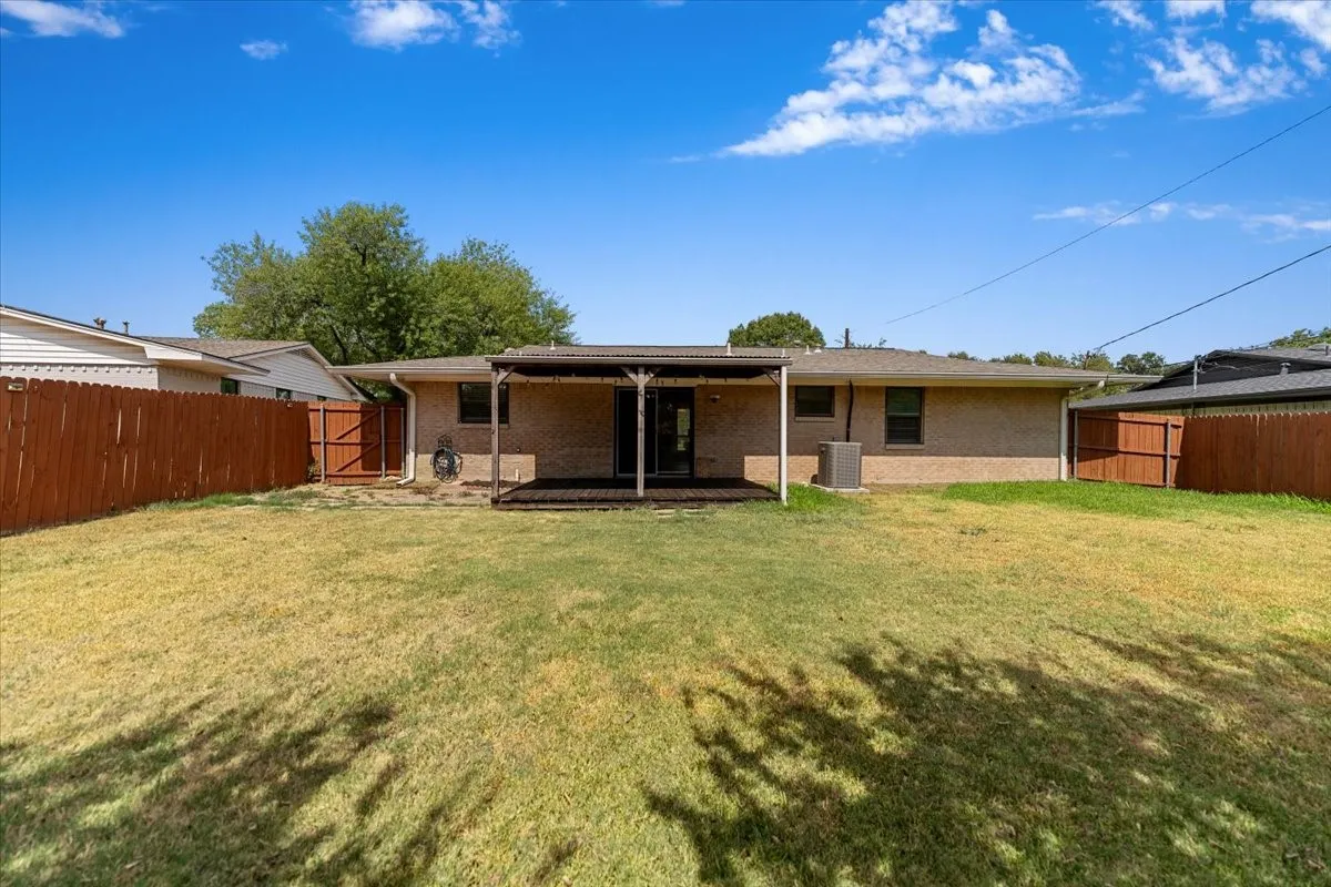 Single Family Residence For Rent in Dallas County , 817 Warren Way, Richardson, Texas 75080, 3 Bedroom, 2 Bathroom, 2 Garage spaces, 1,296 Sqft, built in 1961, mls#21391293, Real Estate Agent in Richardson, Homes For Rent in Dallas county, Homes For Rent in Richardson, Realtor in Richardson Texas, Real Estate Brokerage Independent Realty Texas, Luminita Cordes Realtor