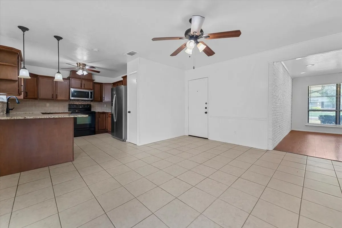 Single Family Residence For Rent in Dallas County , 817 Warren Way, Richardson, Texas 75080, 3 Bedroom, 2 Bathroom, 2 Garage spaces, 1,296 Sqft, built in 1961, mls#21391293, Real Estate Agent in Richardson, Homes For Rent in Dallas county, Homes For Rent in Richardson, Realtor in Richardson Texas, Real Estate Brokerage Independent Realty Texas, Luminita Cordes Realtor