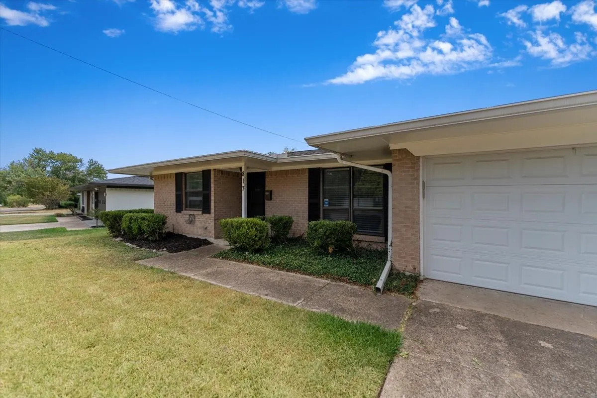 Single Family Residence For Rent in Dallas County , 817 Warren Way, Richardson, Texas 75080, 3 Bedroom, 2 Bathroom, 2 Garage spaces, 1,296 Sqft, built in 1961, mls#21391293, Real Estate Agent in Richardson, Homes For Rent in Dallas county, Homes For Rent in Richardson, Realtor in Richardson Texas, Real Estate Brokerage Independent Realty Texas, Luminita Cordes Realtor