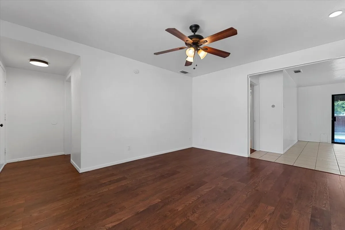 Single Family Residence For Rent in Dallas County , 817 Warren Way, Richardson, Texas 75080, 3 Bedroom, 2 Bathroom, 2 Garage spaces, 1,296 Sqft, built in 1961, mls#21391293, Real Estate Agent in Richardson, Homes For Rent in Dallas county, Homes For Rent in Richardson, Realtor in Richardson Texas, Real Estate Brokerage Independent Realty Texas, Luminita Cordes Realtor