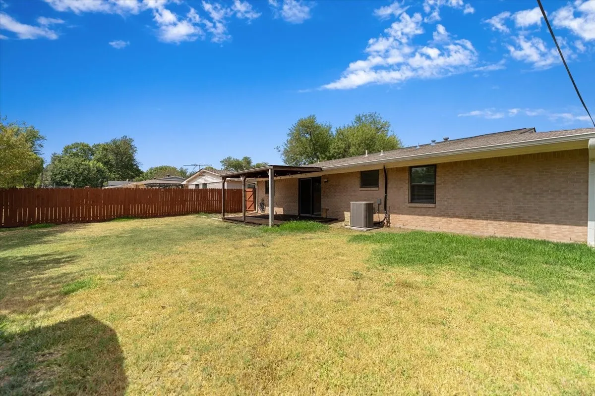 Single Family Residence For Rent in Dallas County , 817 Warren Way, Richardson, Texas 75080, 3 Bedroom, 2 Bathroom, 2 Garage spaces, 1,296 Sqft, built in 1961, mls#21391293, Real Estate Agent in Richardson, Homes For Rent in Dallas county, Homes For Rent in Richardson, Realtor in Richardson Texas, Real Estate Brokerage Independent Realty Texas, Luminita Cordes Realtor