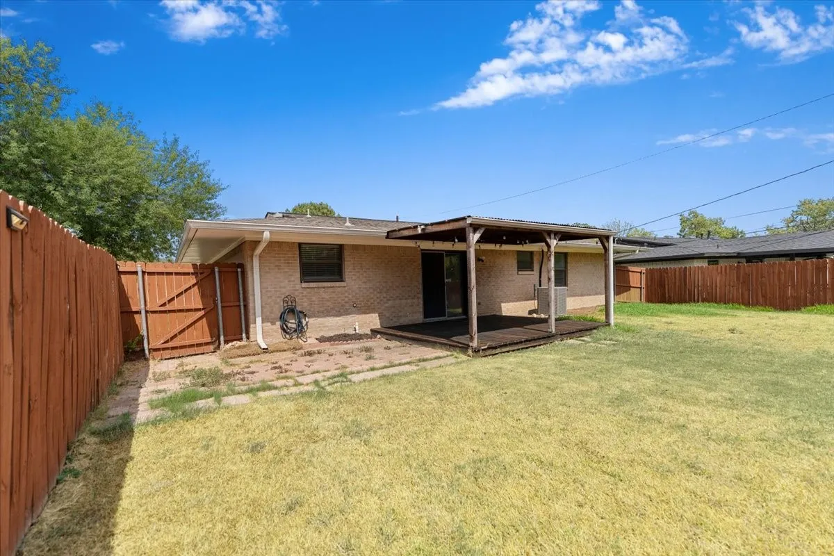 Single Family Residence For Rent in Dallas County , 817 Warren Way, Richardson, Texas 75080, 3 Bedroom, 2 Bathroom, 2 Garage spaces, 1,296 Sqft, built in 1961, mls#21391293, Real Estate Agent in Richardson, Homes For Rent in Dallas county, Homes For Rent in Richardson, Realtor in Richardson Texas, Real Estate Brokerage Independent Realty Texas, Luminita Cordes Realtor