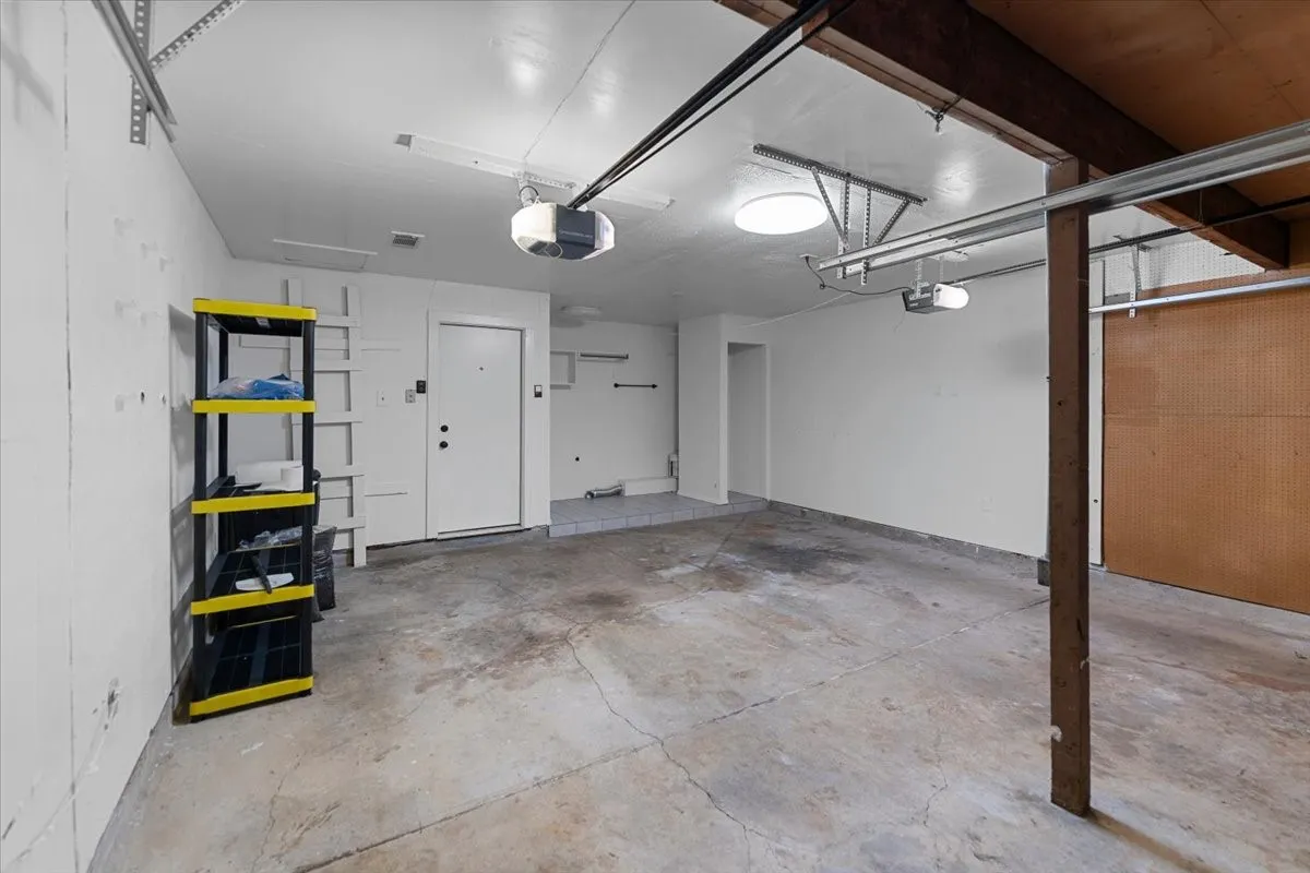 Single Family Residence For Rent in Dallas County , 817 Warren Way, Richardson, Texas 75080, 3 Bedroom, 2 Bathroom, 2 Garage spaces, 1,296 Sqft, built in 1961, mls#21391293, Real Estate Agent in Richardson, Homes For Rent in Dallas county, Homes For Rent in Richardson, Realtor in Richardson Texas, Real Estate Brokerage Independent Realty Texas, Luminita Cordes Realtor