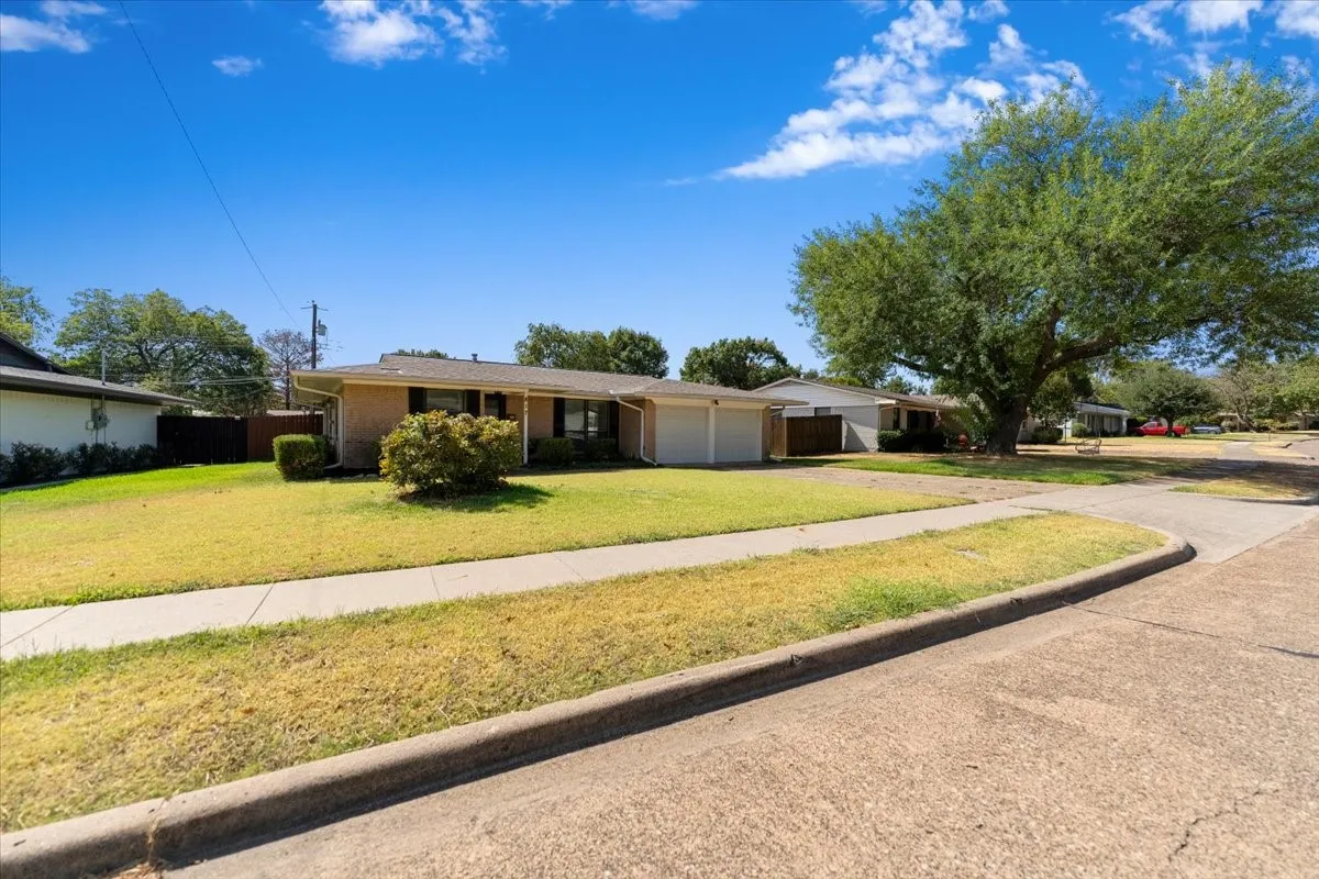 Single Family Residence For Rent in Dallas County , 817 Warren Way, Richardson, Texas 75080, 3 Bedroom, 2 Bathroom, 2 Garage spaces, 1,296 Sqft, built in 1961, mls#21391293, Real Estate Agent in Richardson, Homes For Rent in Dallas county, Homes For Rent in Richardson, Realtor in Richardson Texas, Real Estate Brokerage Independent Realty Texas, Luminita Cordes Realtor