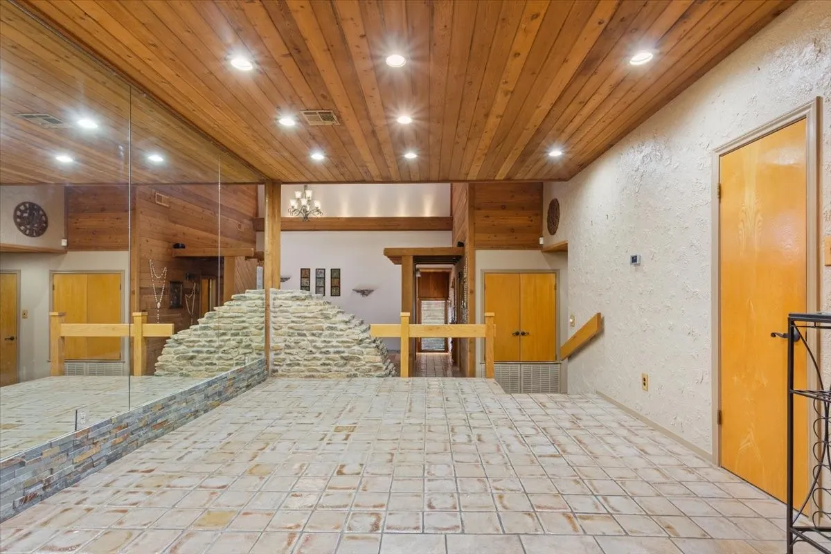 Single Family Residence For Sale in Mc Lennan County , 3724 Greenleaf Drive, Waco, Texas 76710, 3 Bedroom, 3 Bathroom, 3 Garage spaces, 3,719 Sqft, built in 1981, mls#21391060, Real Estate Agent in Waco, Homes For Sale in Mc Lennan county, Homes For Sale in Waco, Realtor in Waco Texas, Real Estate Brokerage Independent Realty Texas, Luminita Cordes Realtor