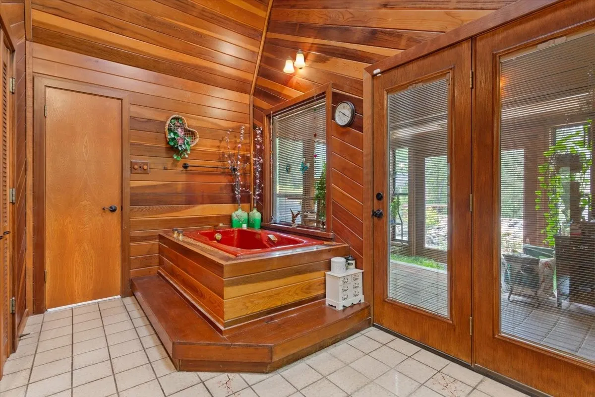 Single Family Residence For Sale in Mc Lennan County , 3724 Greenleaf Drive, Waco, Texas 76710, 3 Bedroom, 3 Bathroom, 3 Garage spaces, 3,719 Sqft, built in 1981, mls#21391060, Real Estate Agent in Waco, Homes For Sale in Mc Lennan county, Homes For Sale in Waco, Realtor in Waco Texas, Real Estate Brokerage Independent Realty Texas, Luminita Cordes Realtor