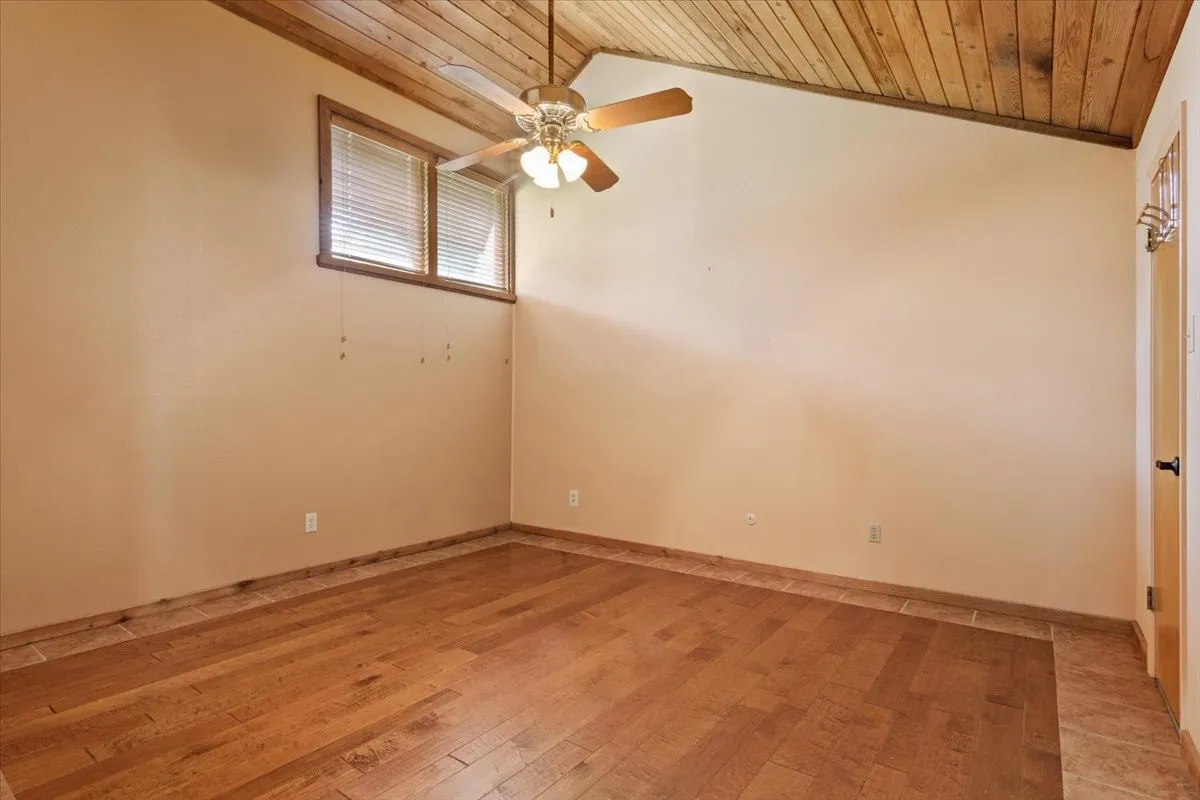 Single Family Residence For Sale in Mc Lennan County , 3724 Greenleaf Drive, Waco, Texas 76710, 3 Bedroom, 3 Bathroom, 3 Garage spaces, 3,719 Sqft, built in 1981, mls#21391060, Real Estate Agent in Waco, Homes For Sale in Mc Lennan county, Homes For Sale in Waco, Realtor in Waco Texas, Real Estate Brokerage Independent Realty Texas, Luminita Cordes Realtor
