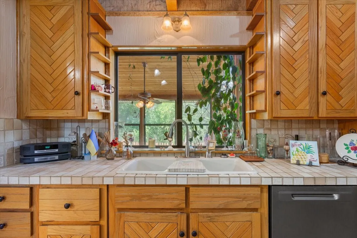 Single Family Residence For Sale in Mc Lennan County , 3724 Greenleaf Drive, Waco, Texas 76710, 3 Bedroom, 3 Bathroom, 3 Garage spaces, 3,719 Sqft, built in 1981, mls#21391060, Real Estate Agent in Waco, Homes For Sale in Mc Lennan county, Homes For Sale in Waco, Realtor in Waco Texas, Real Estate Brokerage Independent Realty Texas, Luminita Cordes Realtor