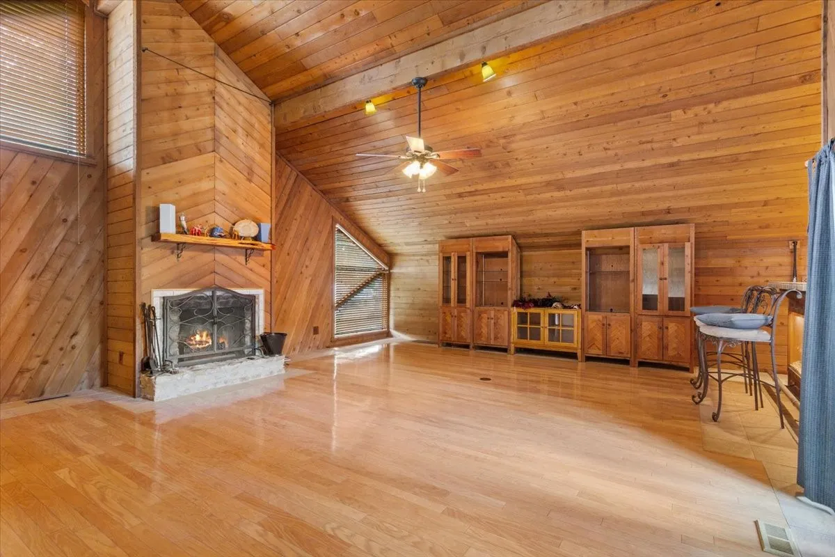 Single Family Residence For Sale in Mc Lennan County , 3724 Greenleaf Drive, Waco, Texas 76710, 3 Bedroom, 3 Bathroom, 3 Garage spaces, 3,719 Sqft, built in 1981, mls#21391060, Real Estate Agent in Waco, Homes For Sale in Mc Lennan county, Homes For Sale in Waco, Realtor in Waco Texas, Real Estate Brokerage Independent Realty Texas, Luminita Cordes Realtor
