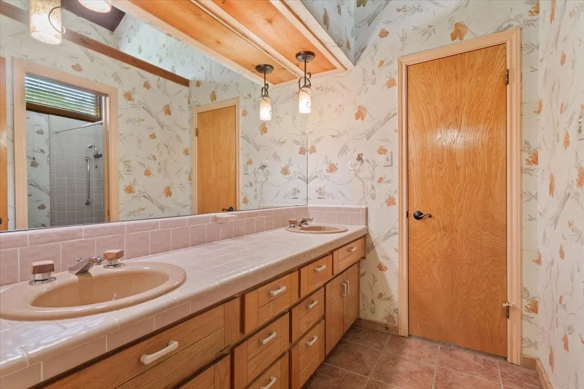 Single Family Residence For Sale in Mc Lennan County , 3724 Greenleaf Drive, Waco, Texas 76710, 3 Bedroom, 3 Bathroom, 3 Garage spaces, 3,719 Sqft, built in 1981, mls#21391060, Real Estate Agent in Waco, Homes For Sale in Mc Lennan county, Homes For Sale in Waco, Realtor in Waco Texas, Real Estate Brokerage Independent Realty Texas, Luminita Cordes Realtor