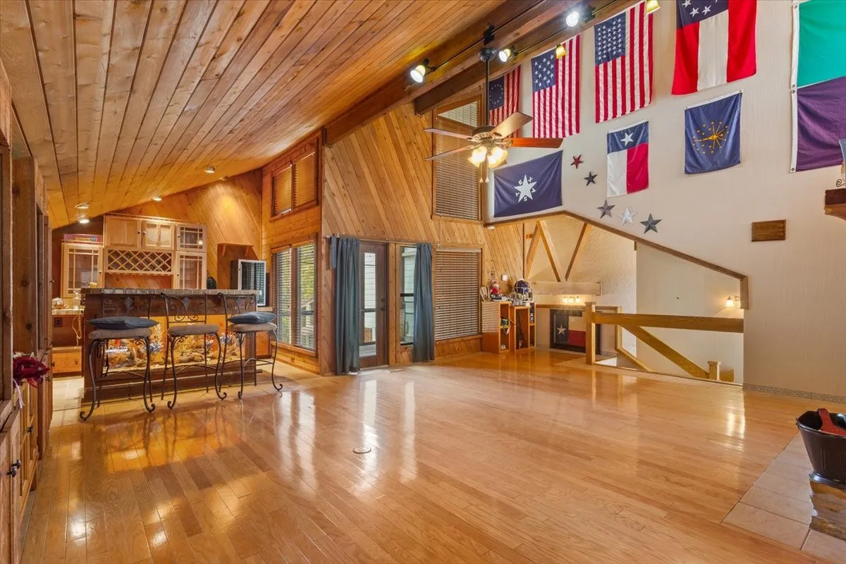 Single Family Residence For Sale in Mc Lennan County , 3724 Greenleaf Drive, Waco, Texas 76710, 3 Bedroom, 3 Bathroom, 3 Garage spaces, 3,719 Sqft, built in 1981, mls#21391060, Real Estate Agent in Waco, Homes For Sale in Mc Lennan county, Homes For Sale in Waco, Realtor in Waco Texas, Real Estate Brokerage Independent Realty Texas, Luminita Cordes Realtor
